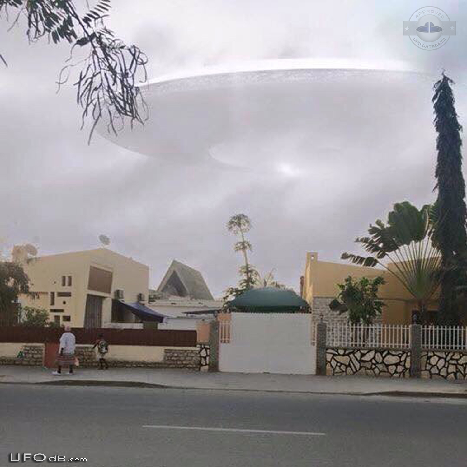 Angola people UFO Sighting seen in the pics kind of spaceship Benguela UFO Picture #738-2