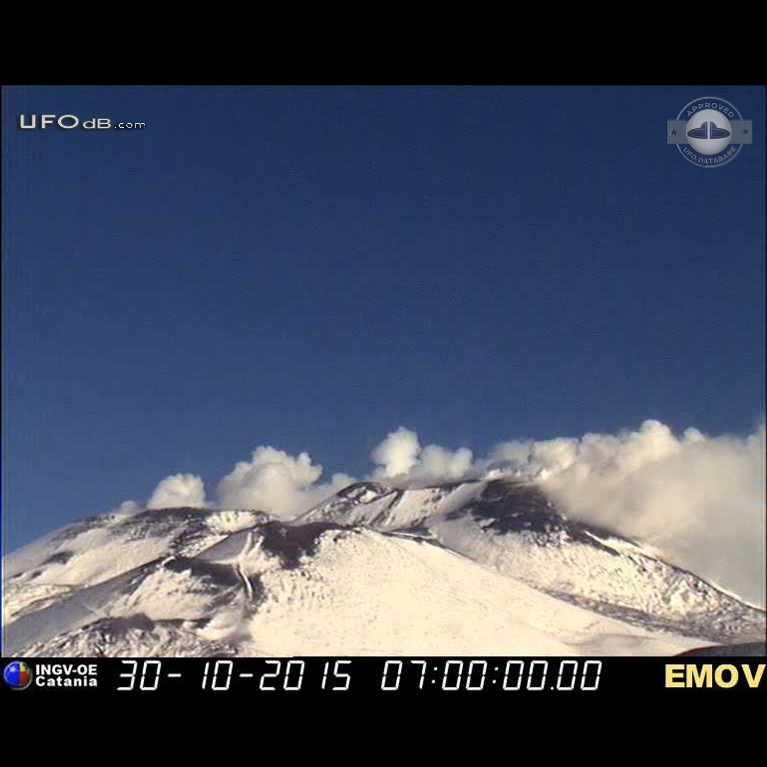 UFO seen over peak of Etna volcano in Sicily for some 15 minutes Catan UFO Picture #750-5