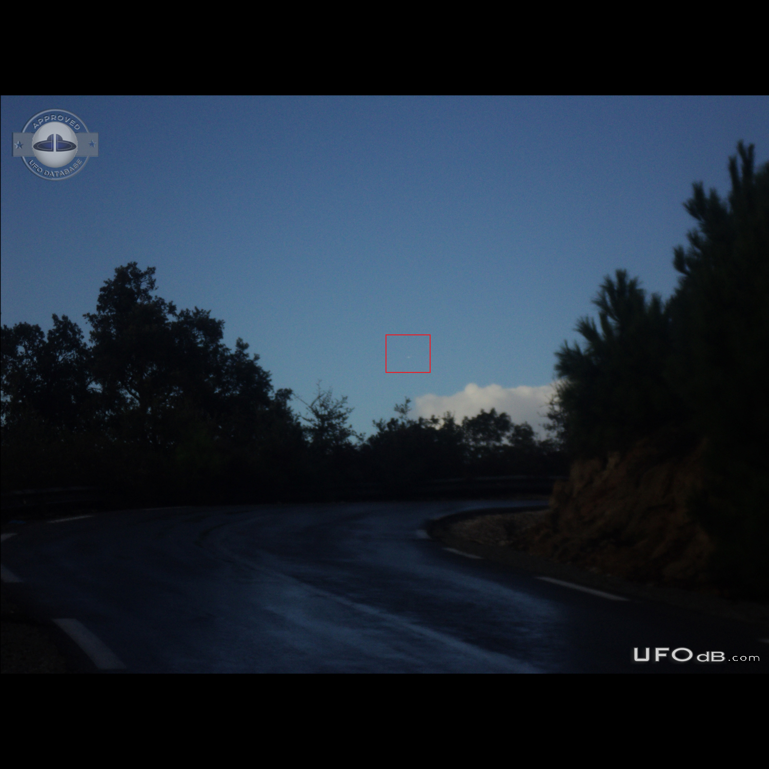 White sphere UFO moving slowly through the sky - Seraidi Annaba Algeri UFO Picture #760-1
