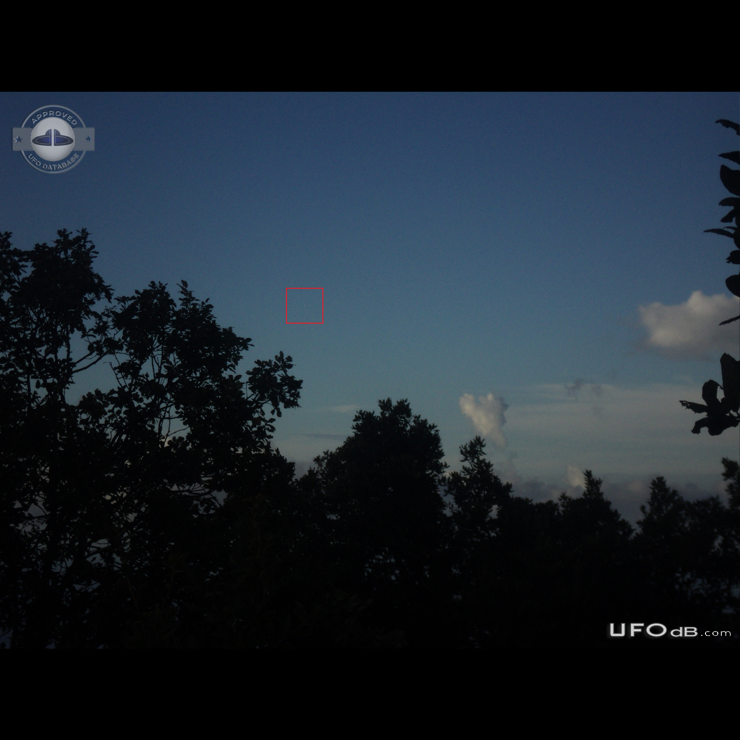 White sphere UFO moving slowly through the sky - Seraidi Annaba Algeri UFO Picture #760-2