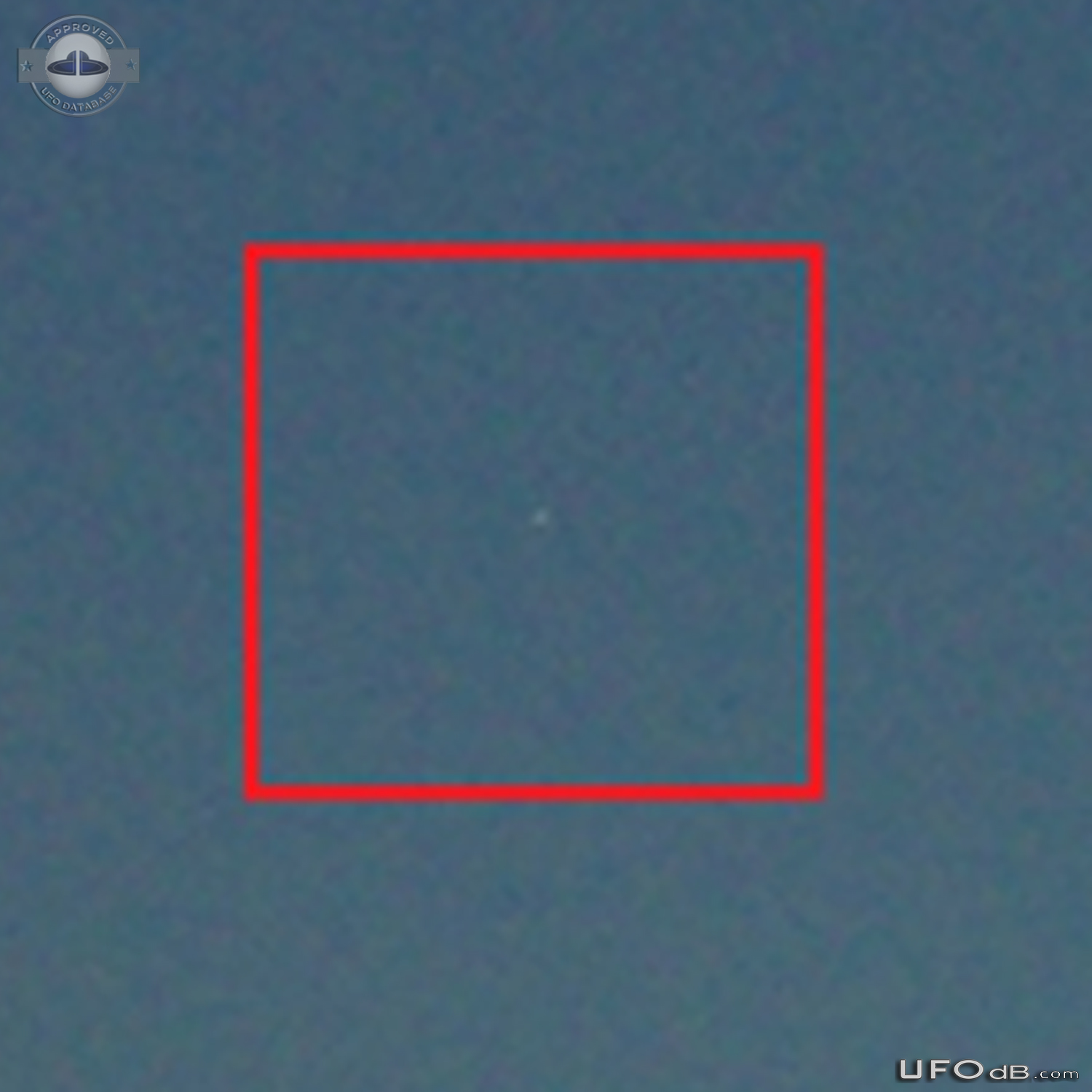 White sphere UFO moving slowly through the sky - Seraidi Annaba Algeri UFO Picture #760-5