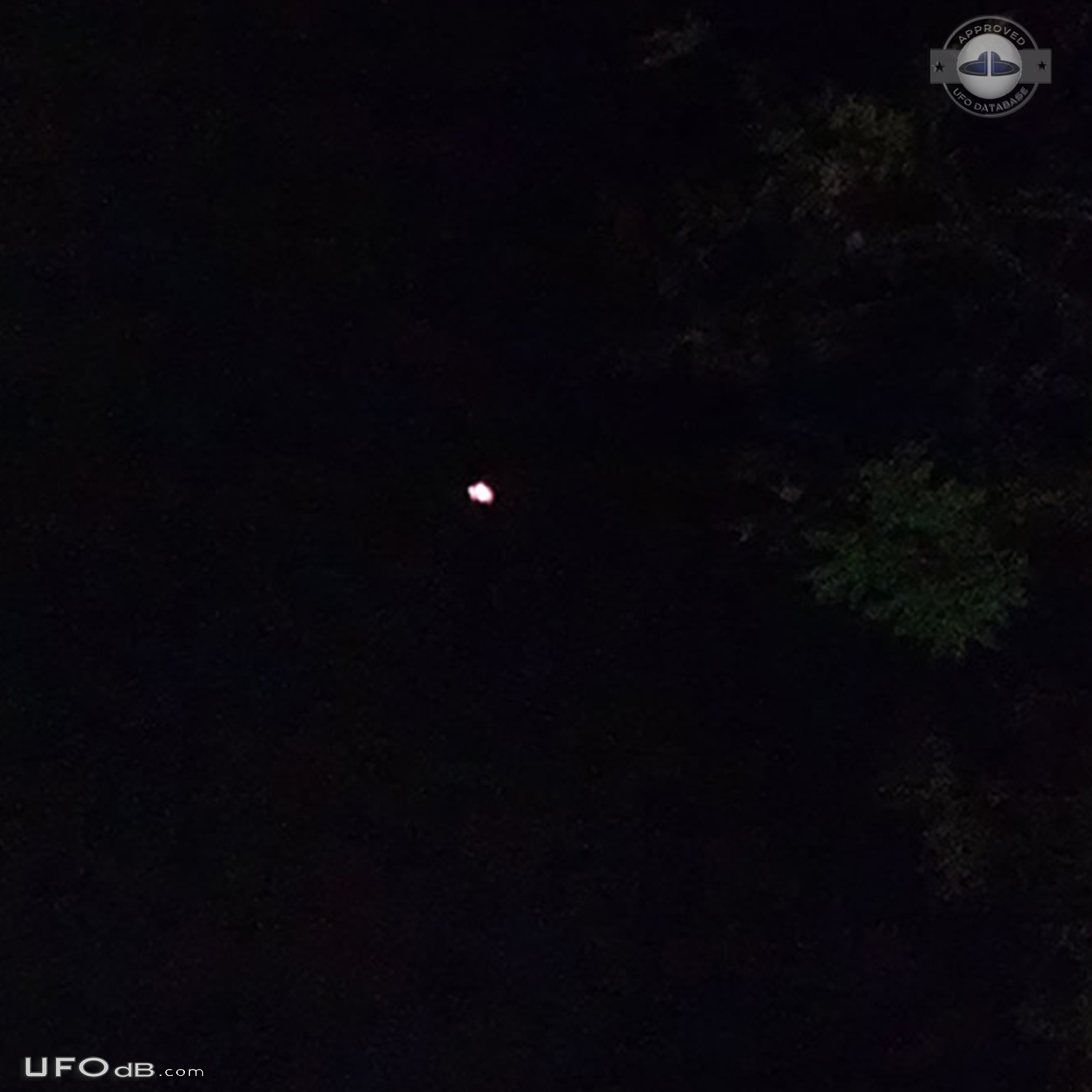 Bright low flying UFO flying north above interstate 5. no lights - Kel UFO Picture #766-3
