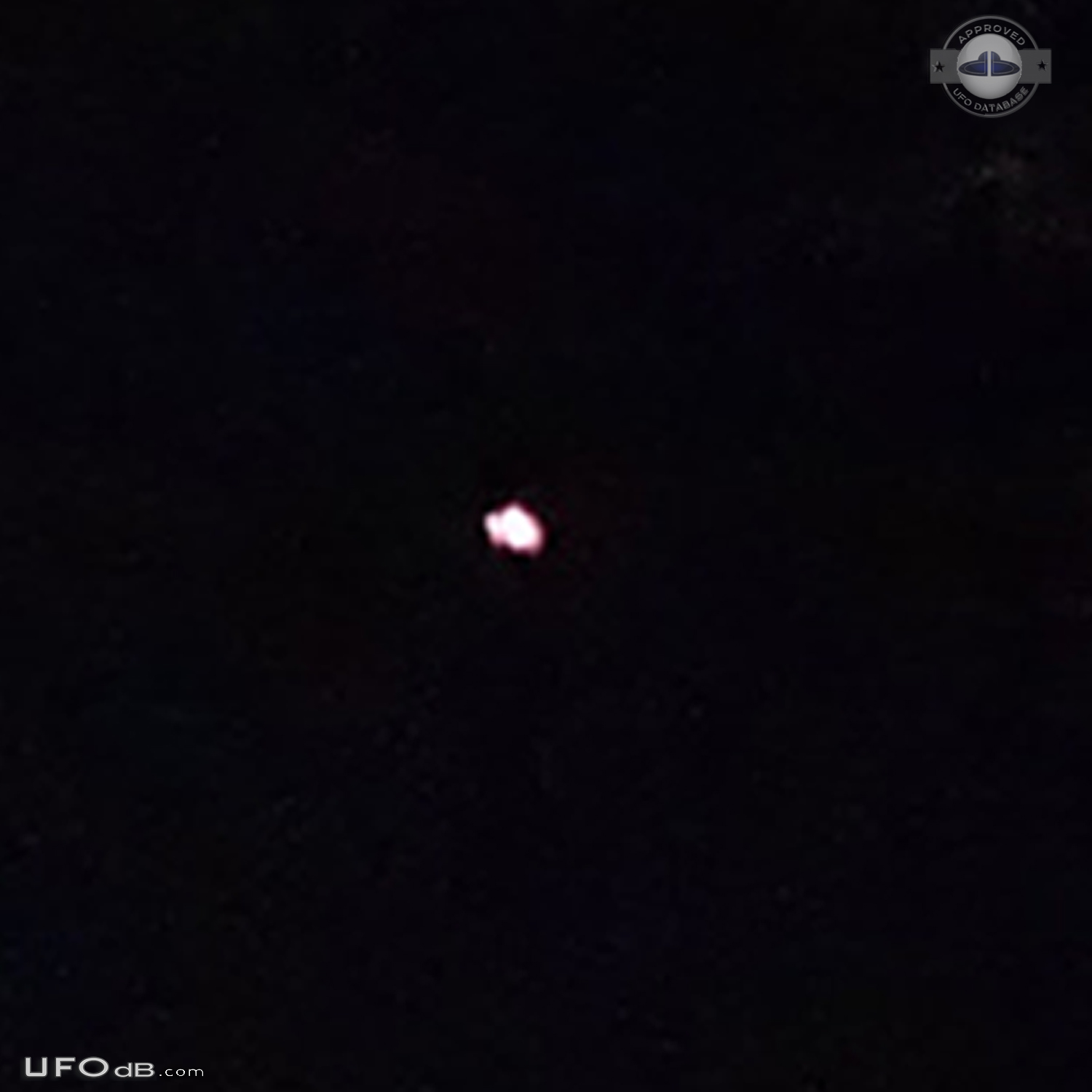 Bright low flying UFO flying north above interstate 5. no lights - Kel UFO Picture #766-4