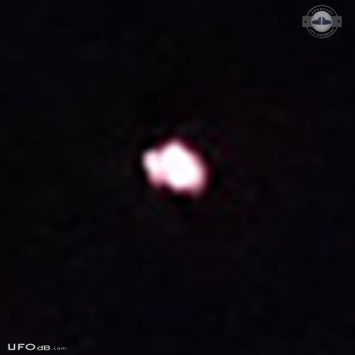 Bright low flying UFO flying north above interstate 5. no lights - Kel UFO Picture #766-5