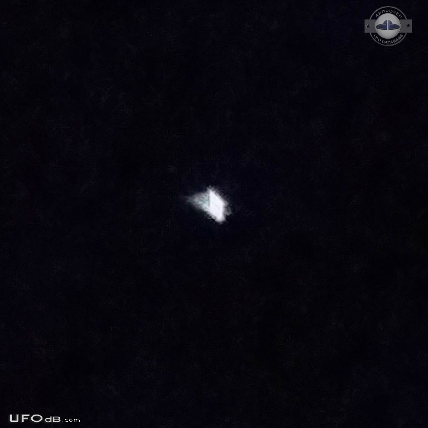 Seen from distance unmoving much larger other stars - Gatineau Quebec  UFO Picture #767-1