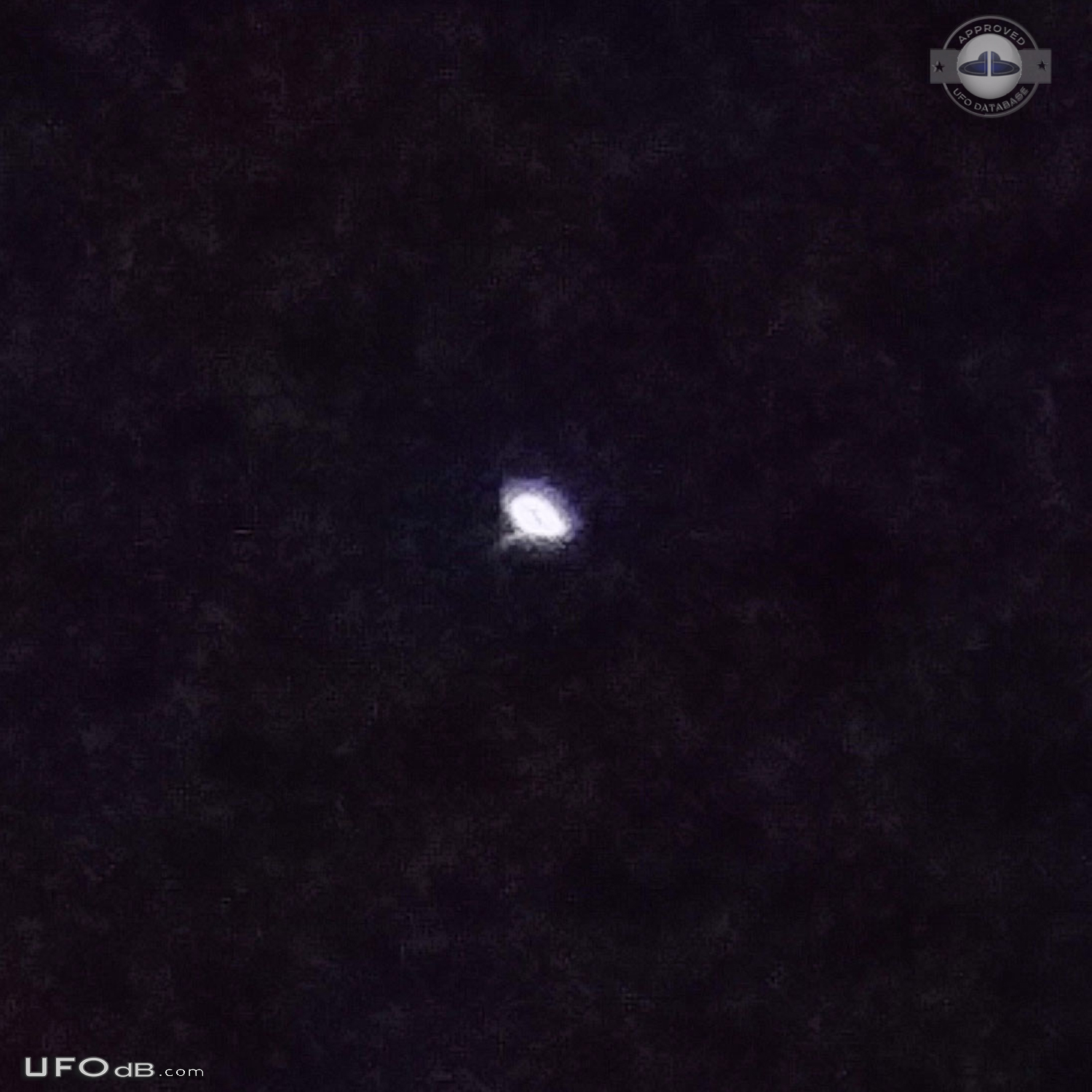 Seen from distance unmoving much larger other stars - Gatineau Quebec  UFO Picture #767-2
