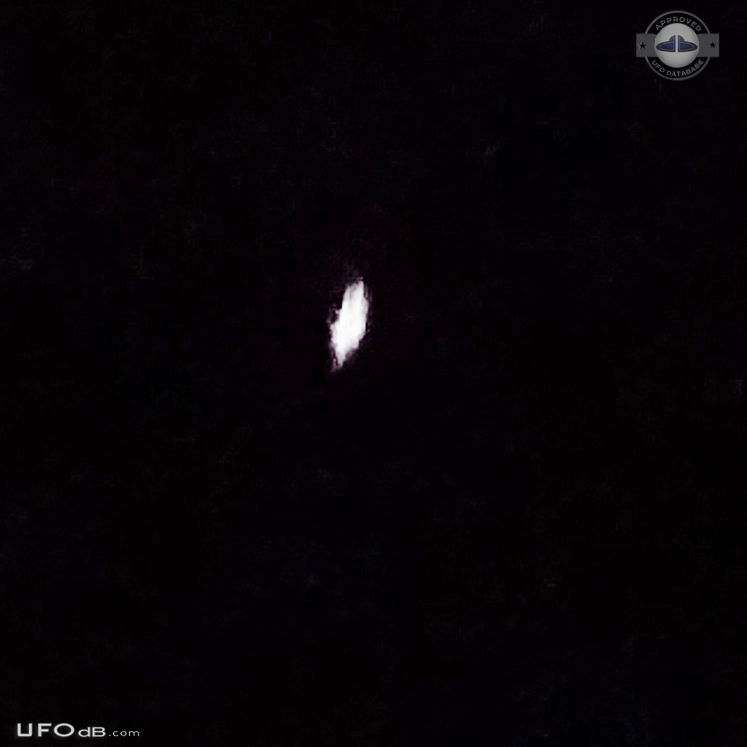 Seen from distance unmoving much larger other stars - Gatineau Quebec  UFO Picture #767-5