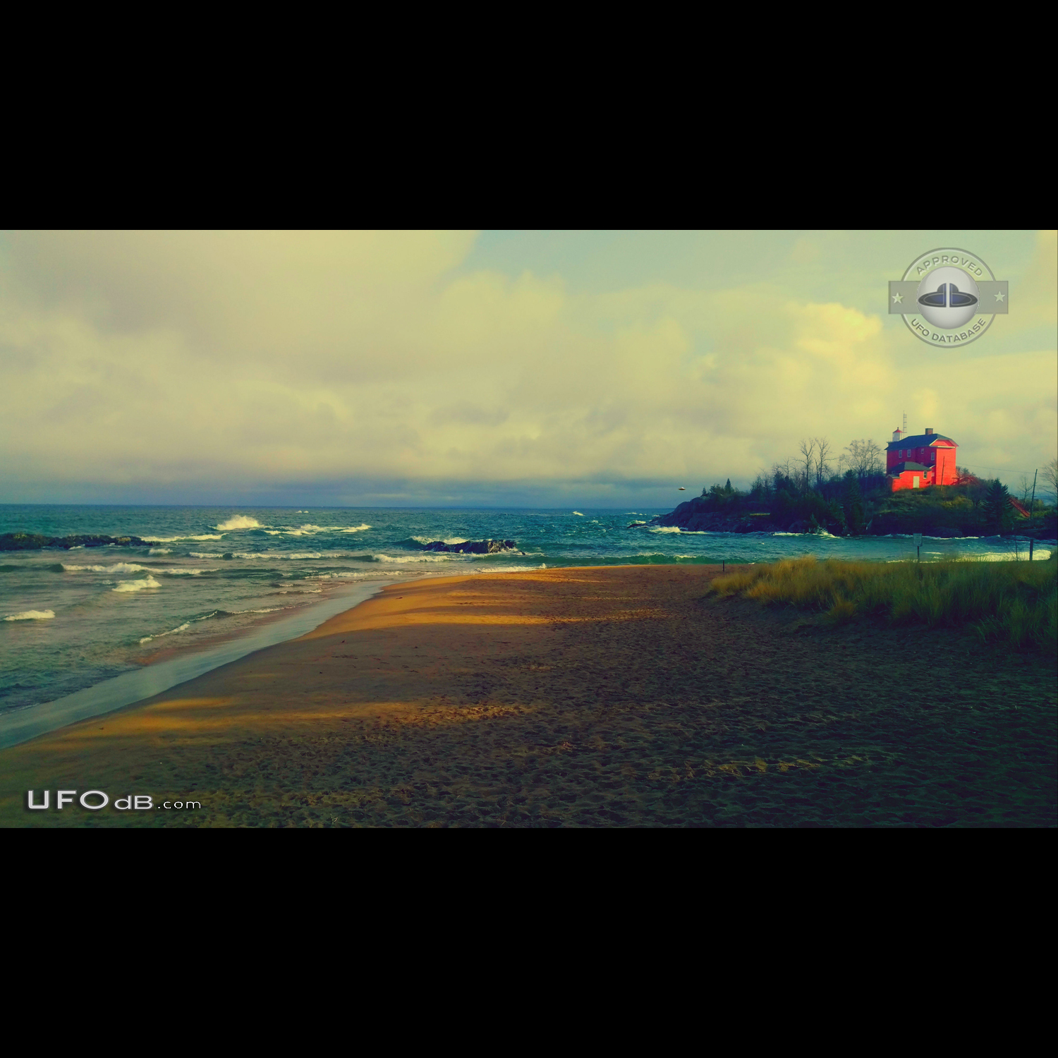 This oval shaped object hovered over the beach for 2 minutes Michigan  UFO Picture #768-1