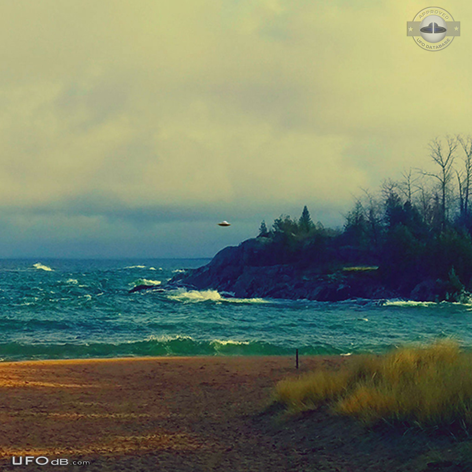 This oval shaped object hovered over the beach for 2 minutes Michigan  UFO Picture #768-4
