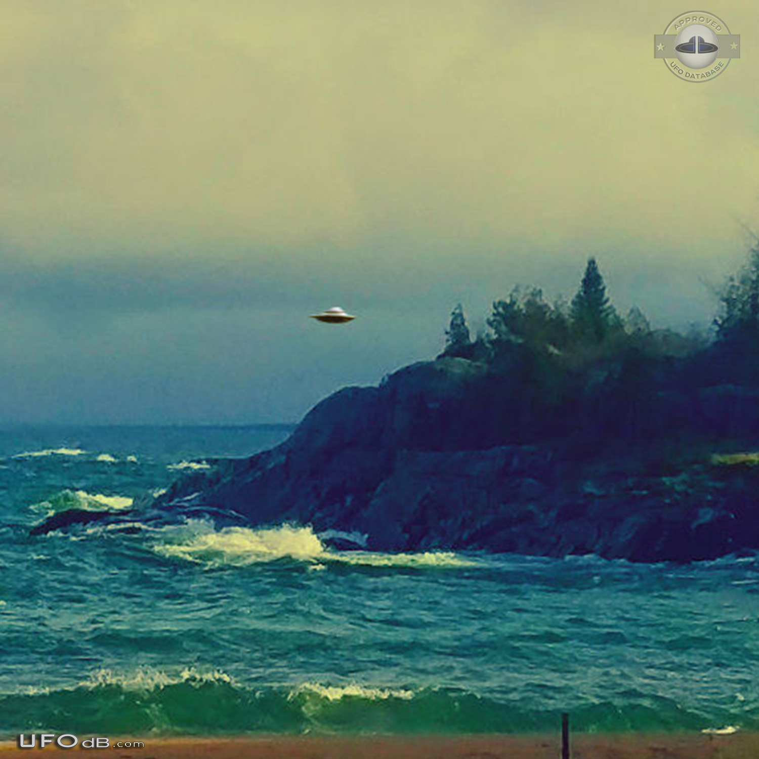 This oval shaped object hovered over the beach for 2 minutes Michigan  UFO Picture #768-5