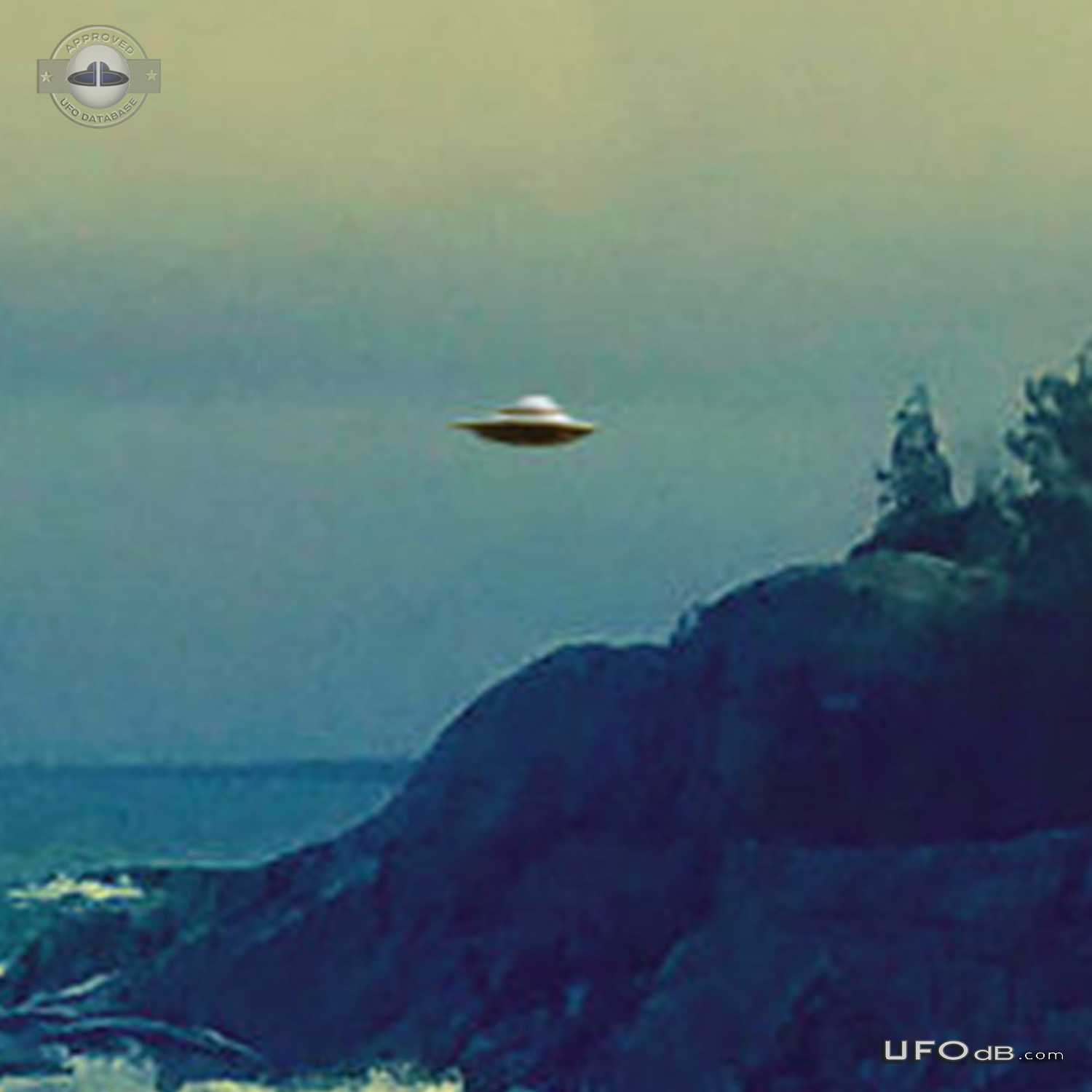 This oval shaped object hovered over the beach for 2 minutes Michigan  UFO Picture #768-6