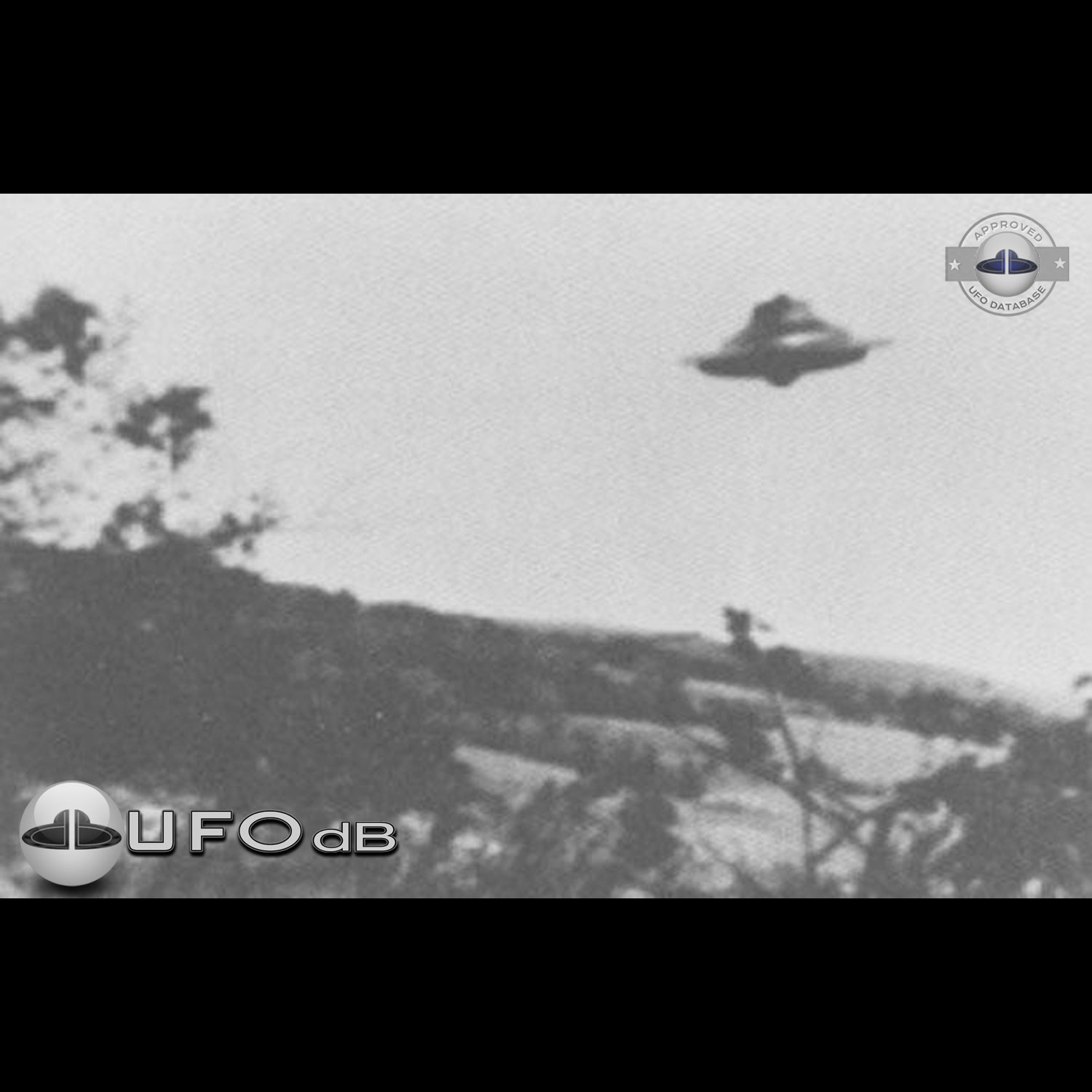 Metallic ufo approached the power lines from the West - Rhode Island UFO Picture #77-1