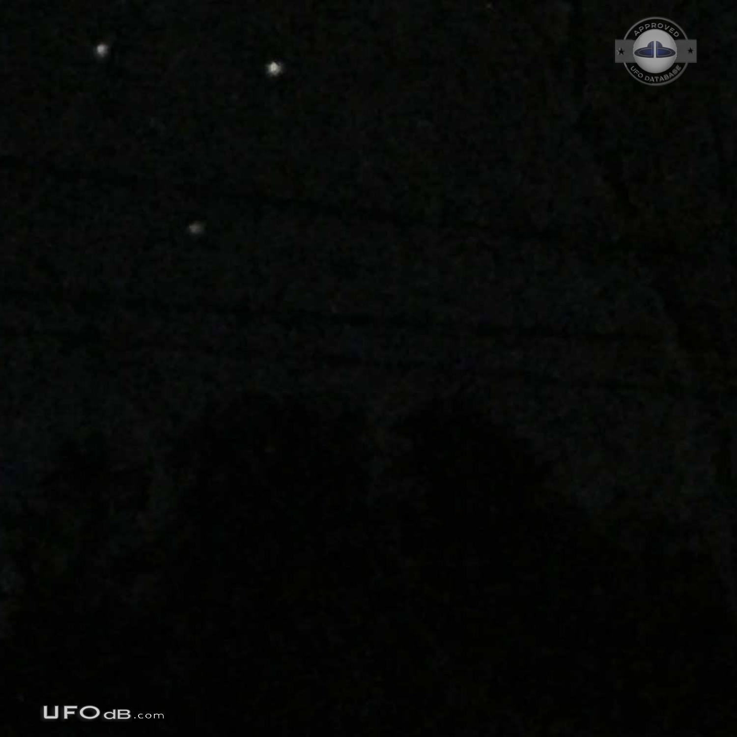 Three slowly moving UFOs in shape of inverted triangle Alabama 2016 UFO Picture #774-3