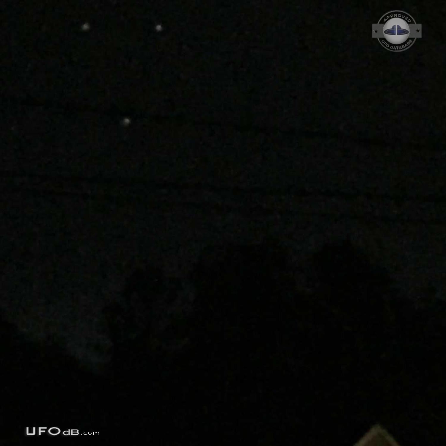 Three slowly moving UFOs in shape of inverted triangle Alabama 2016 UFO Picture #774-4