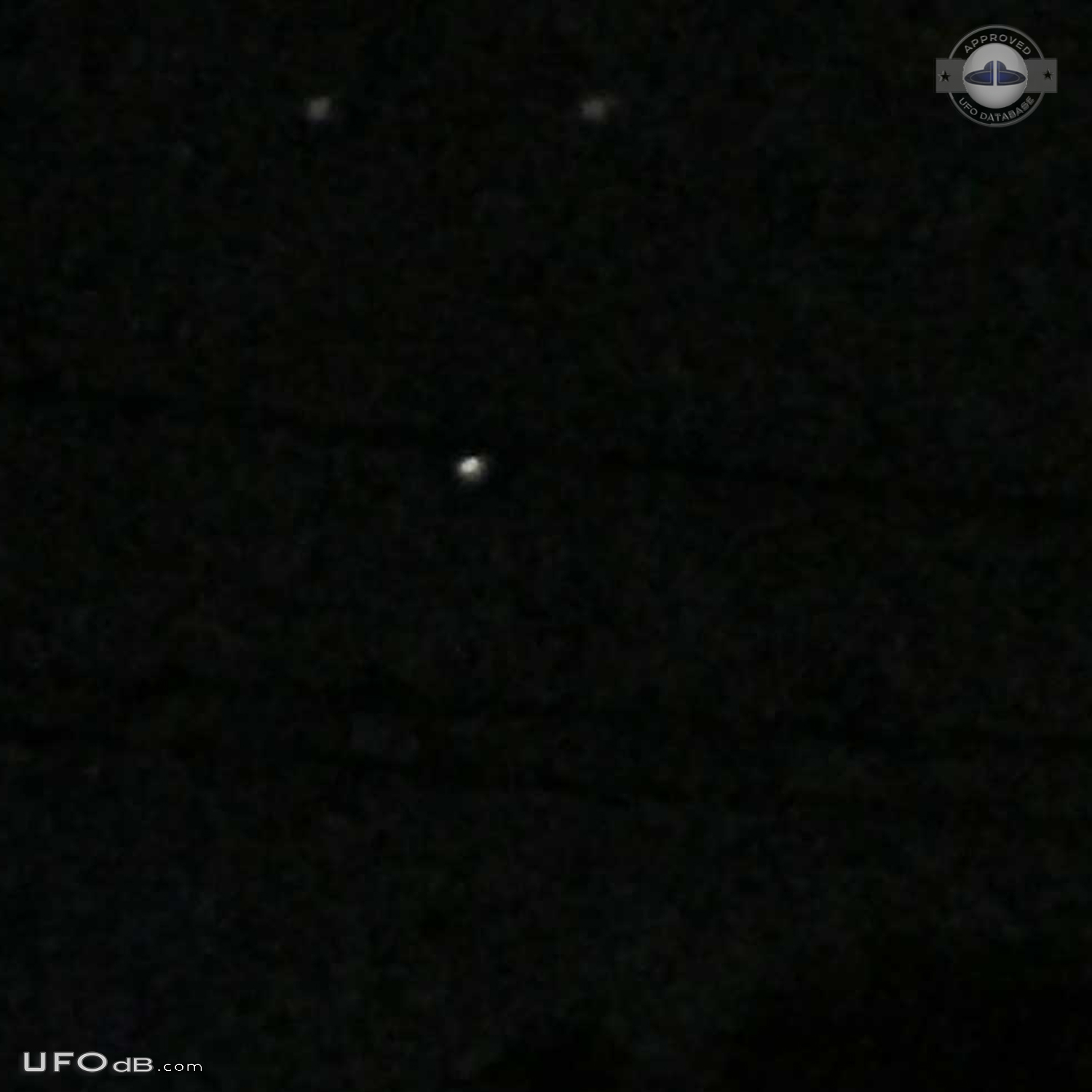 Three slowly moving UFOs in shape of inverted triangle Alabama 2016 UFO Picture #774-6