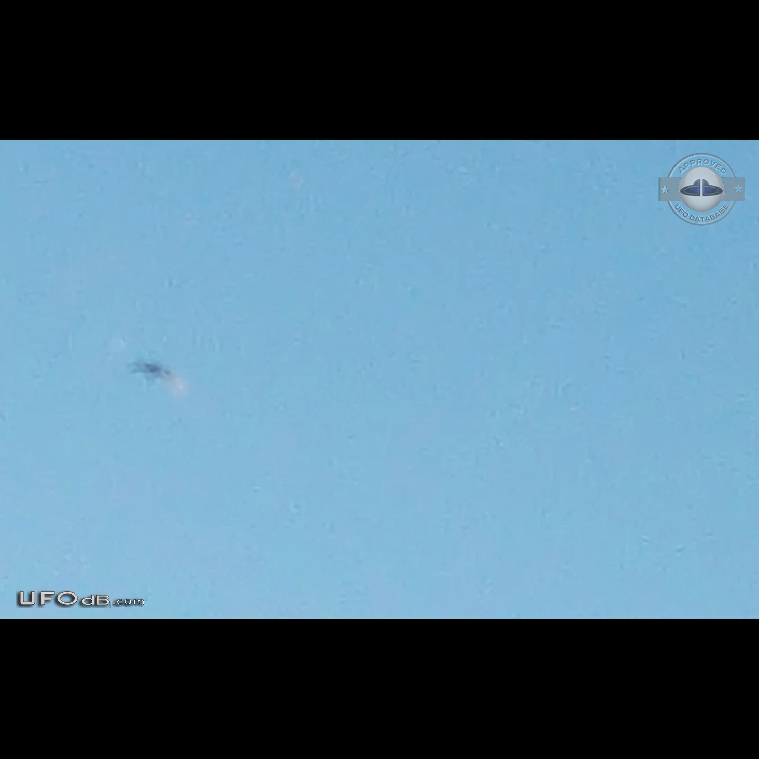 White trail with 45 angle - UFO going vertical - Derby England UK 2016 UFO Picture #777-1