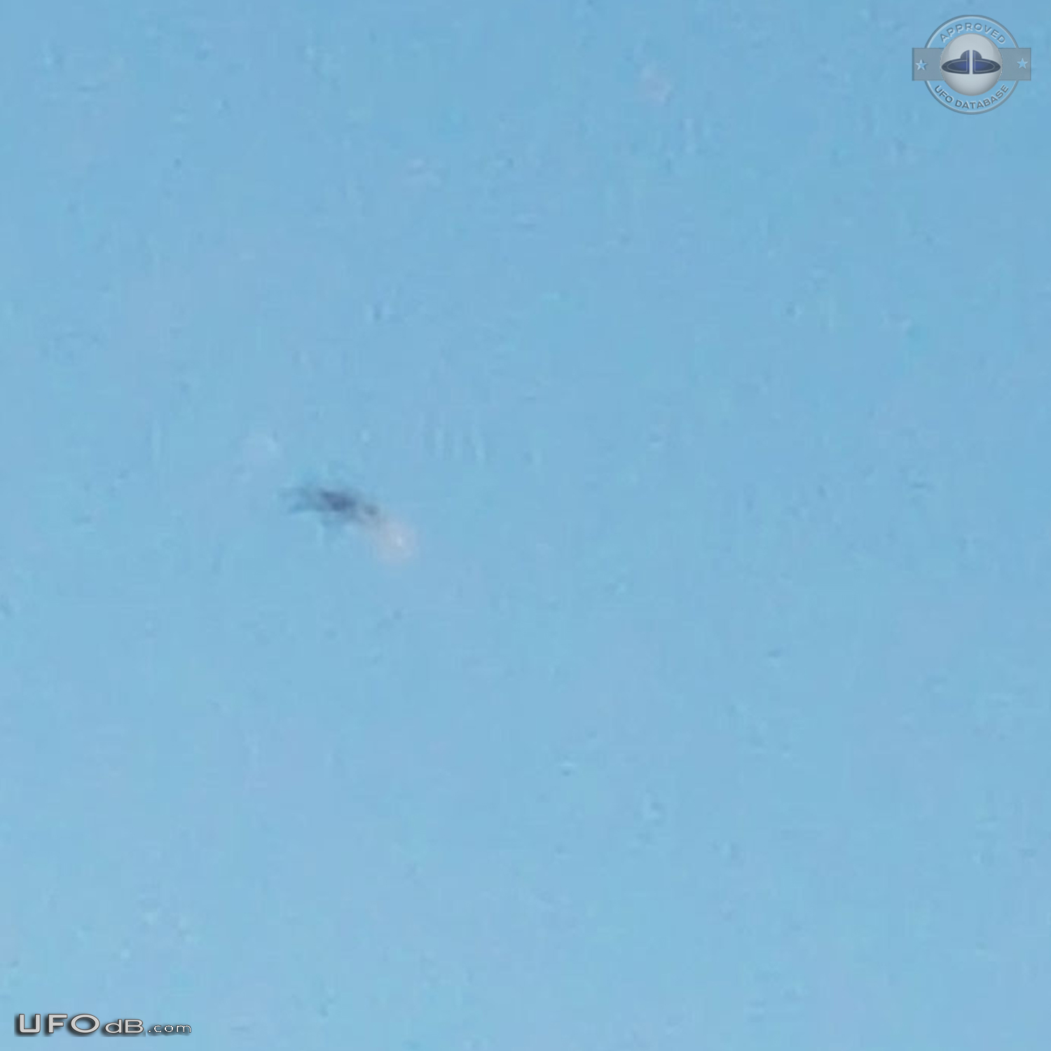 White trail with 45 angle - UFO going vertical - Derby England UK 2016 UFO Picture #777-2