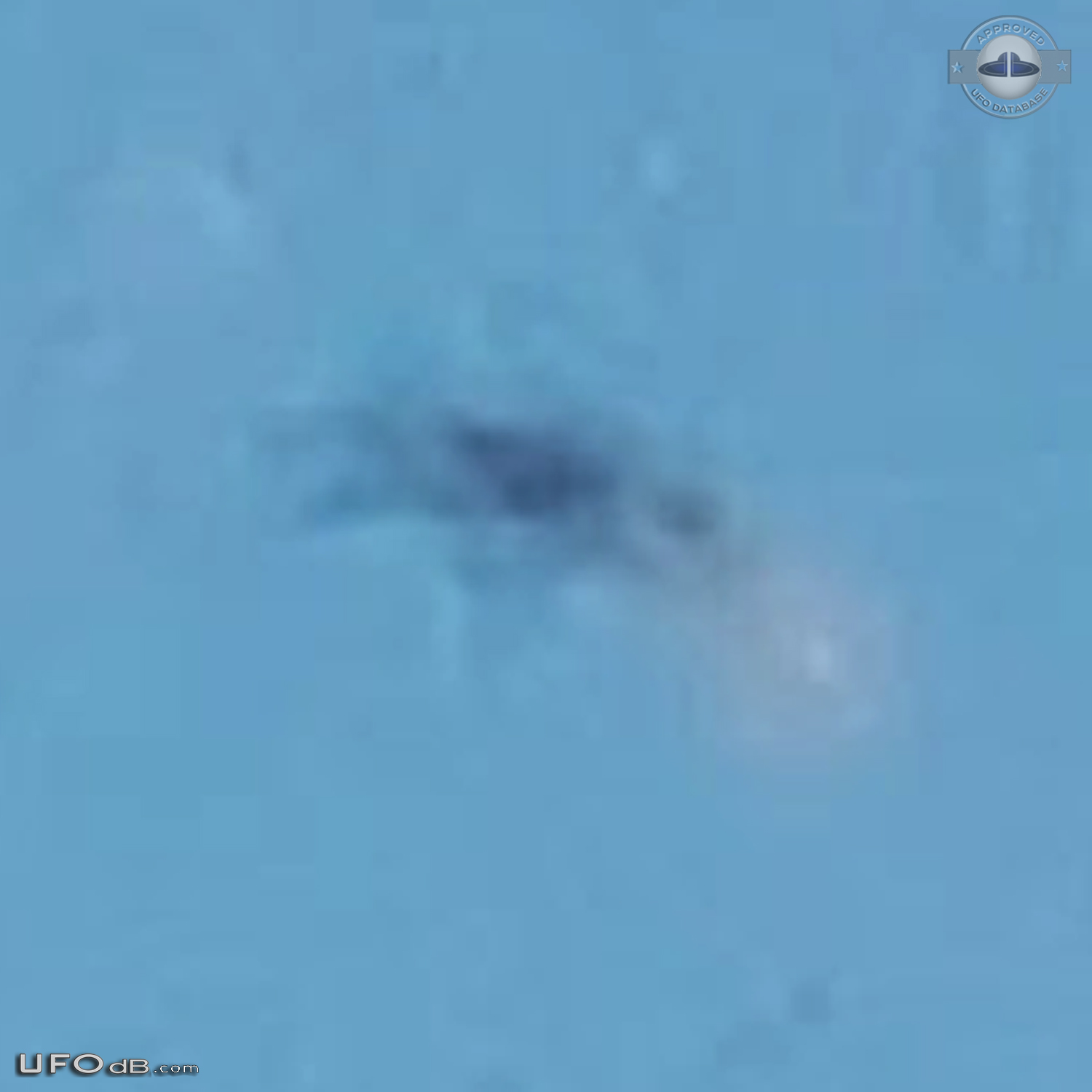 White trail with 45 angle - UFO going vertical - Derby England UK 2016 UFO Picture #777-4