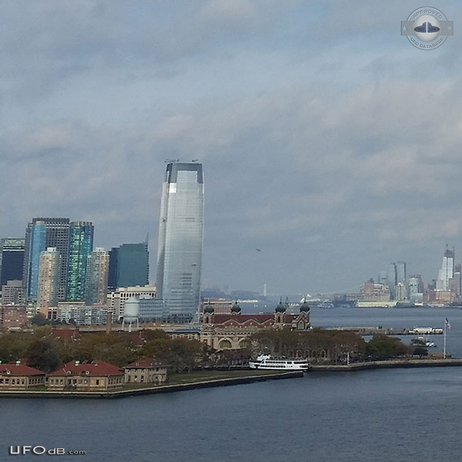 Taking pics or New York clear cold skies - Ellis island New Jersey USA UFO Picture #778-2