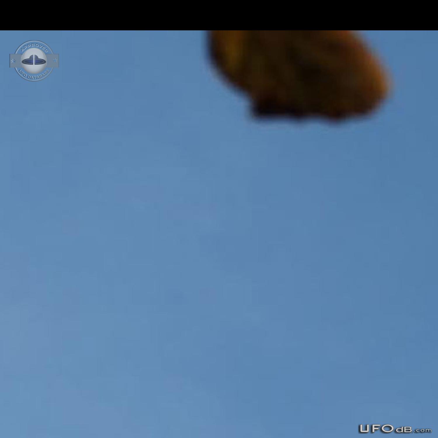 Flying saucer photographed over Newton Abbot Devon UK 2016 UFO Picture #782-2