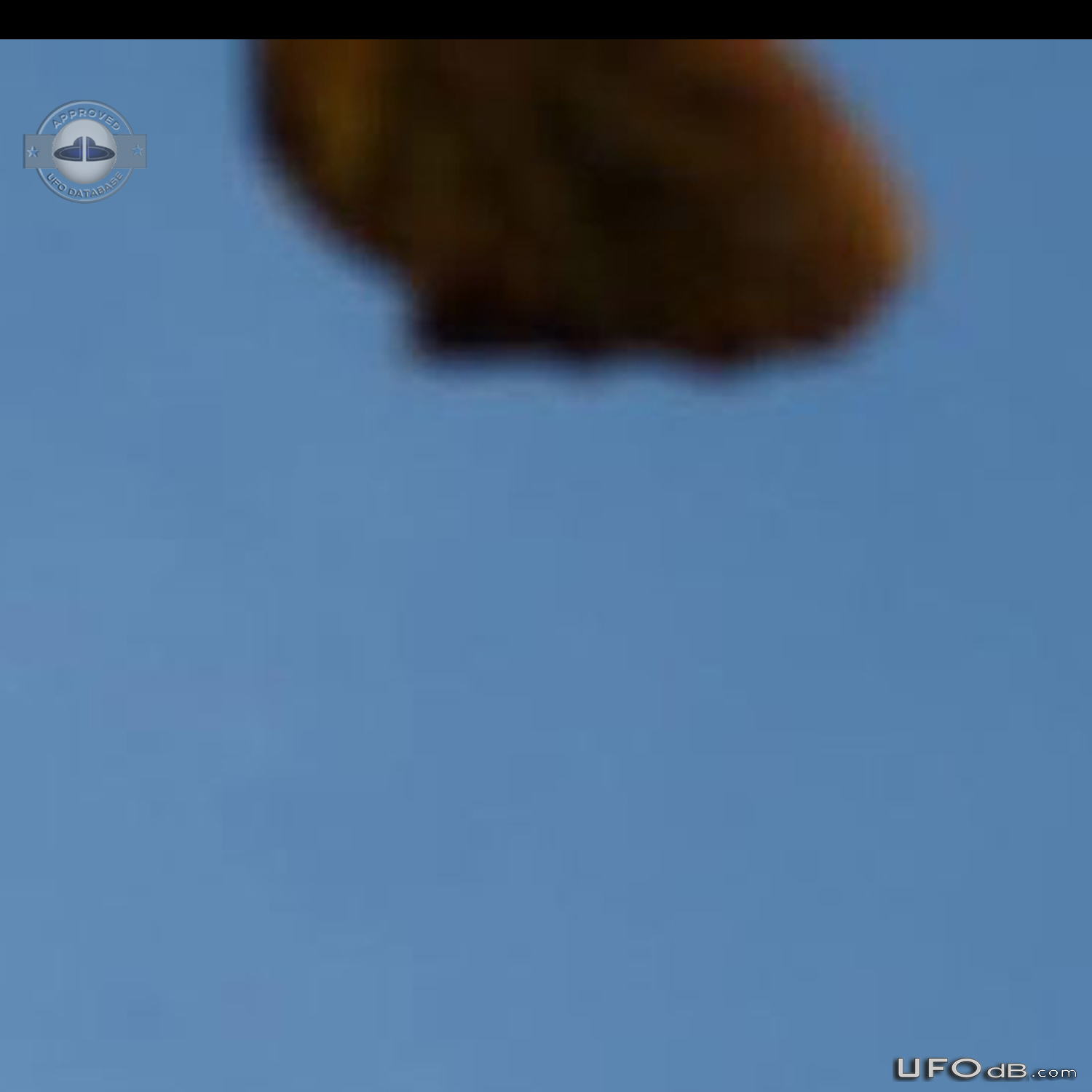 Flying saucer photographed over Newton Abbot Devon UK 2016 UFO Picture #782-3