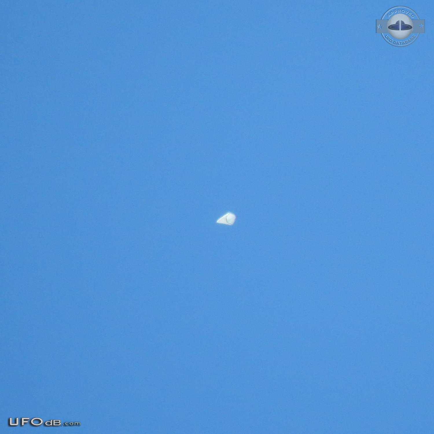 UFO looked like as bright as a star at 1:00pm in the afternoon Chicago UFO Picture #792-1