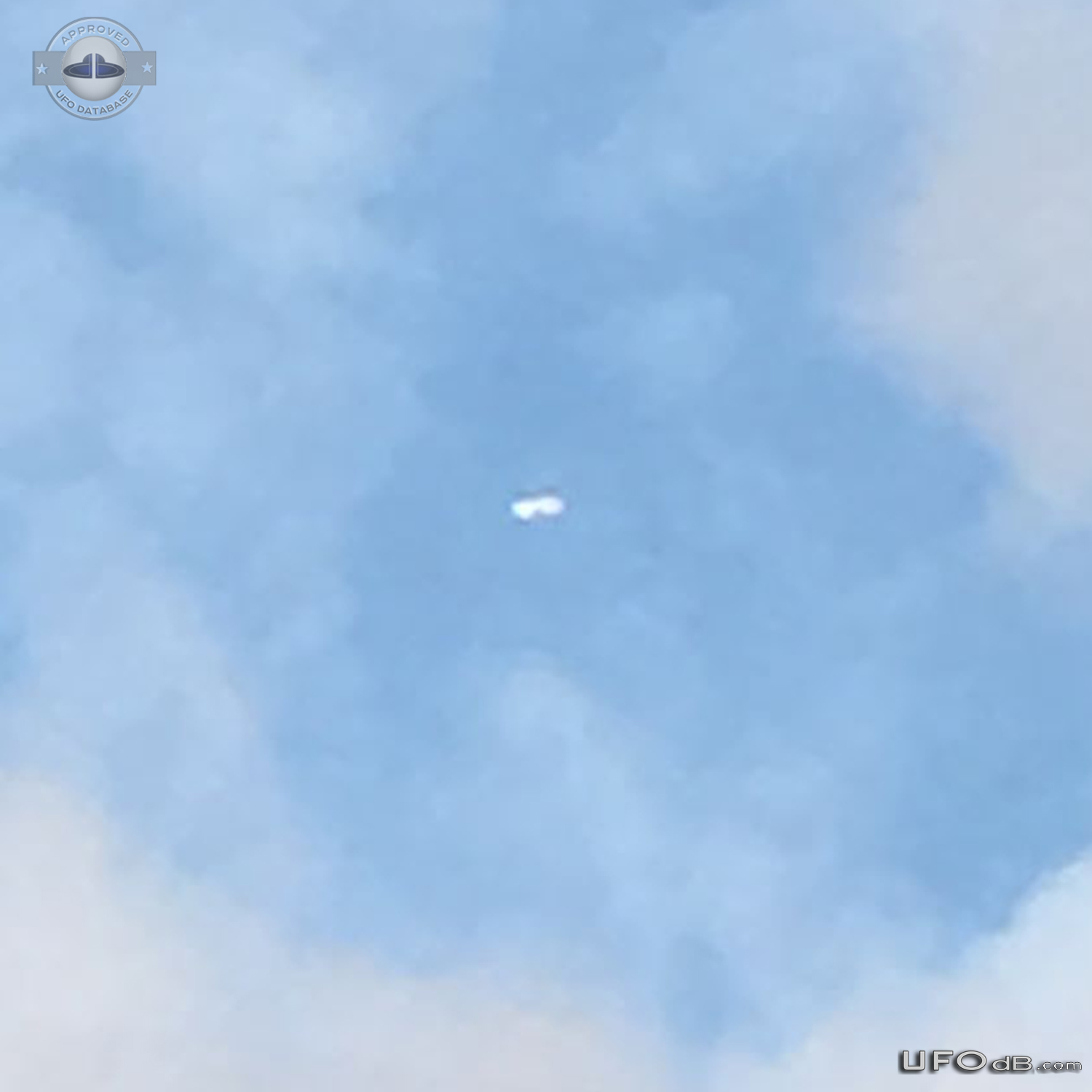 I saw a shiny cigar shaped Ufo in descent through the clouds - Tenness UFO Picture #795-3