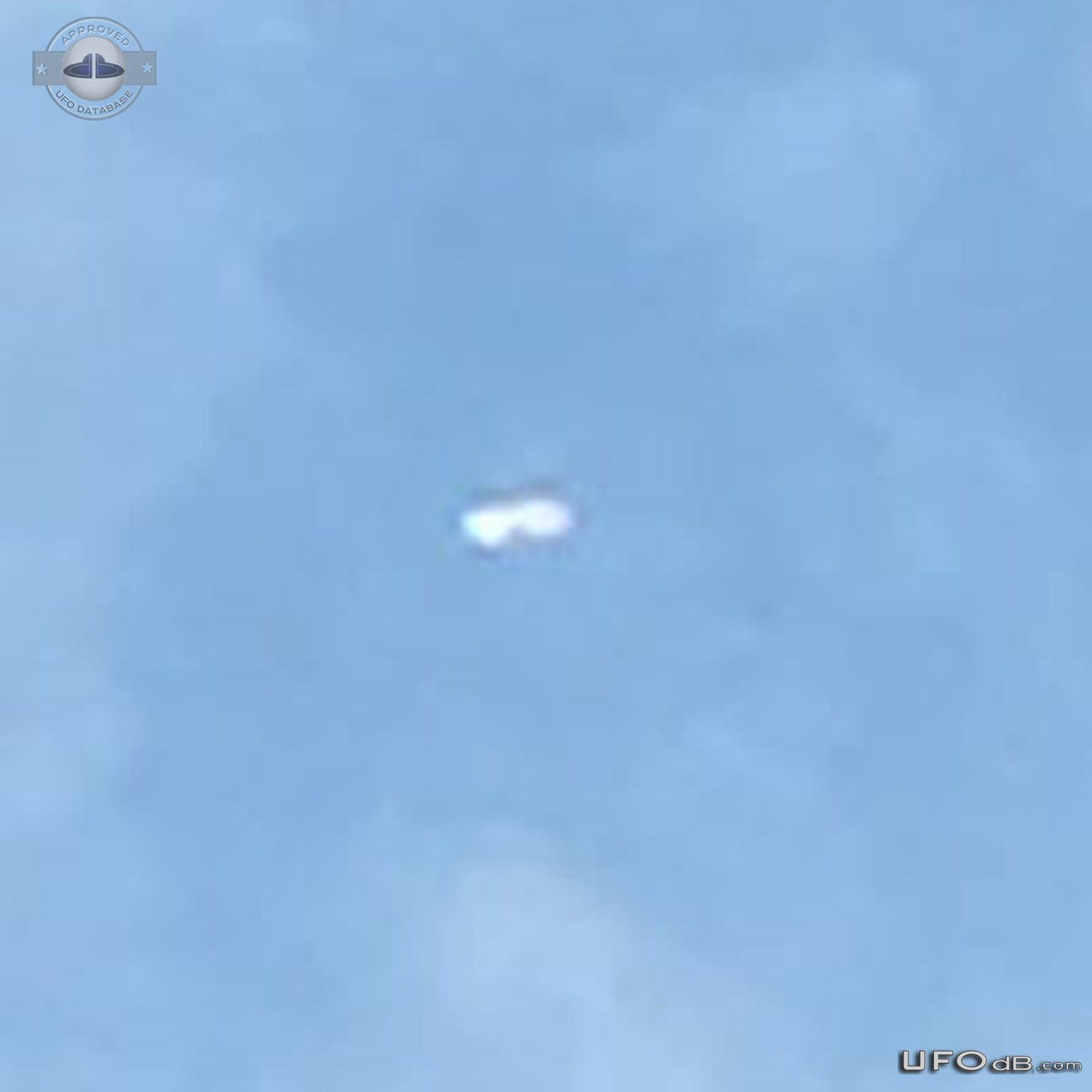 I saw a shiny cigar shaped Ufo in descent through the clouds - Tenness UFO Picture #795-4