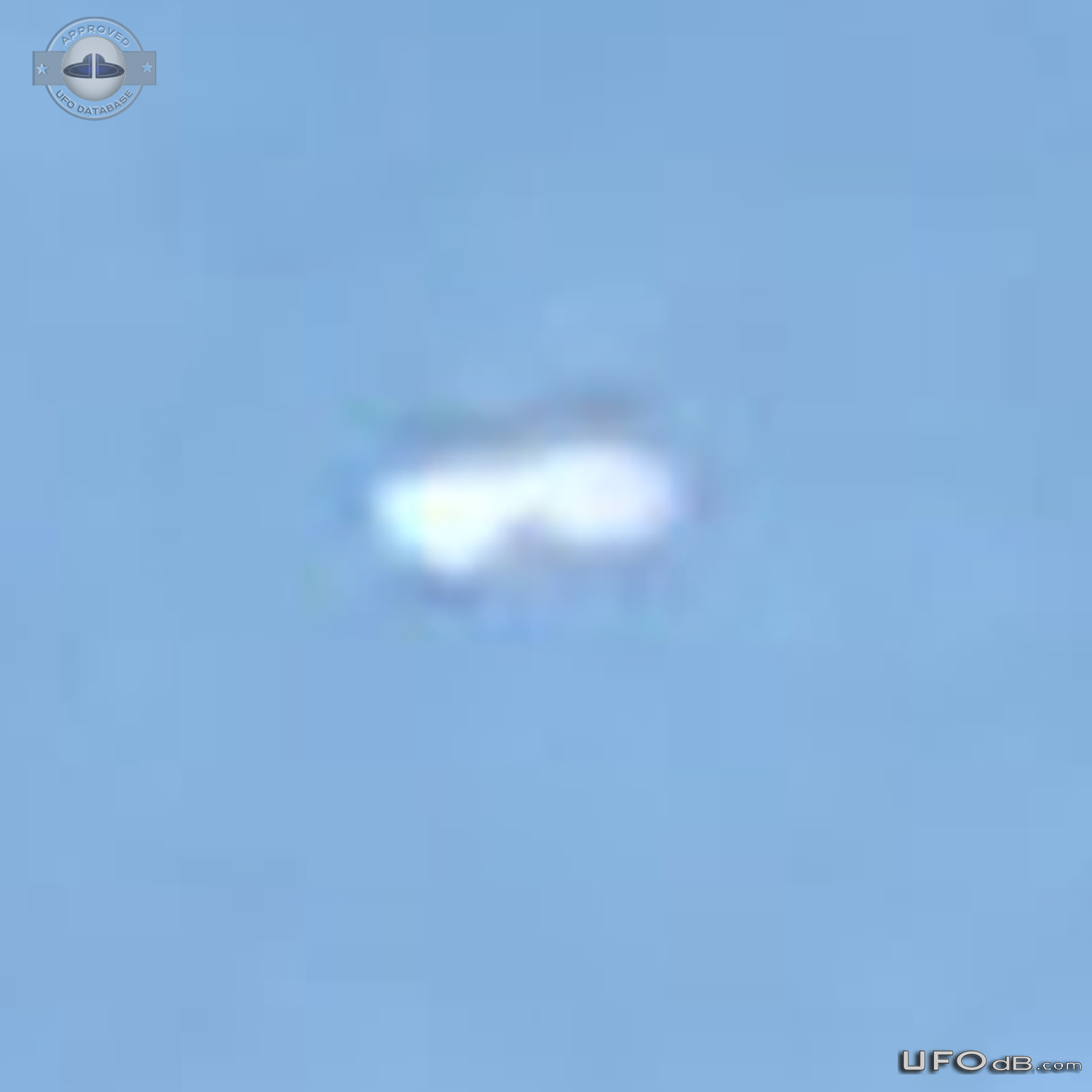 I saw a shiny cigar shaped Ufo in descent through the clouds - Tenness UFO Picture #795-5