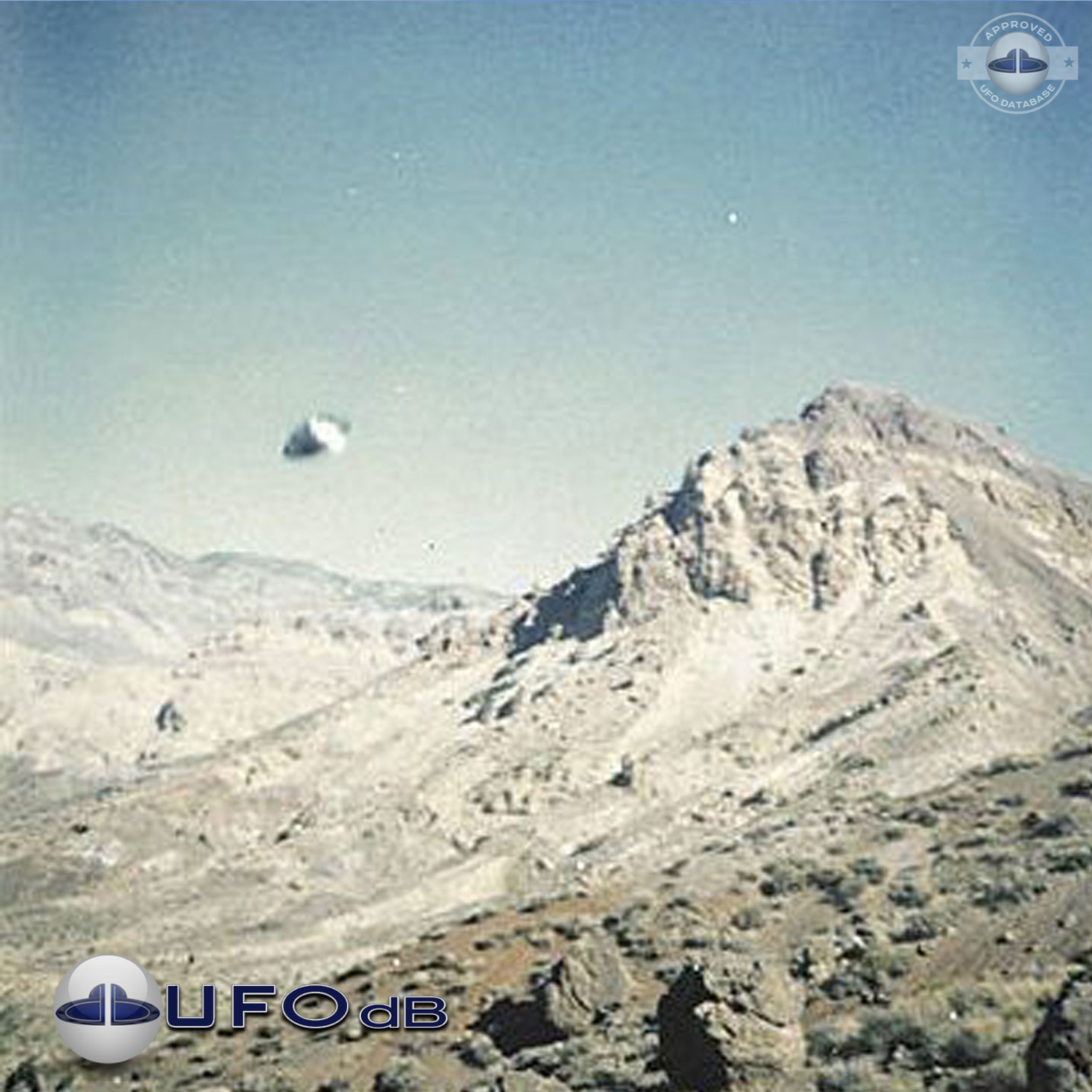 UFO pictures - UFO over mountains in the state of New Mexico UFO Picture #8-1