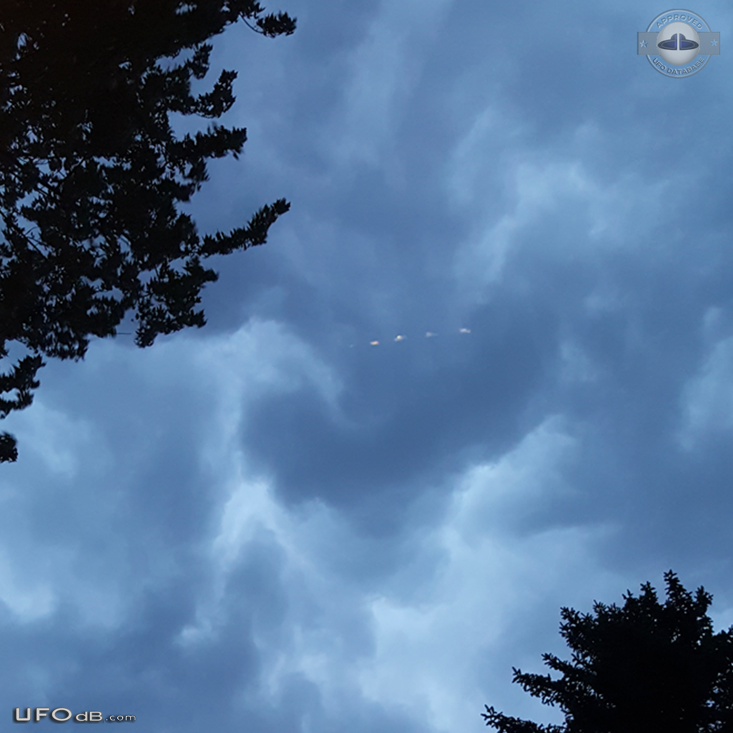 Looked like 5 disks UFOs appeared then disappeared just as fast - Indi UFO Picture #800-3