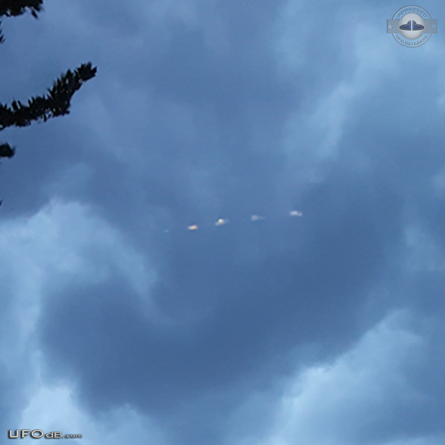 Looked like 5 disks UFOs appeared then disappeared just as fast - Indi UFO Picture #800-4