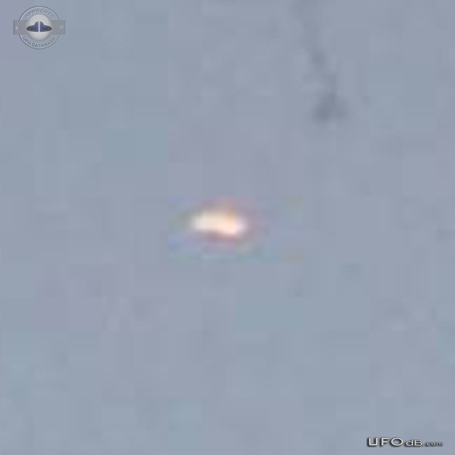 Suspicious UFO was spotted flying over Tarro Newcastle Australia 2017 UFO Picture #806-5