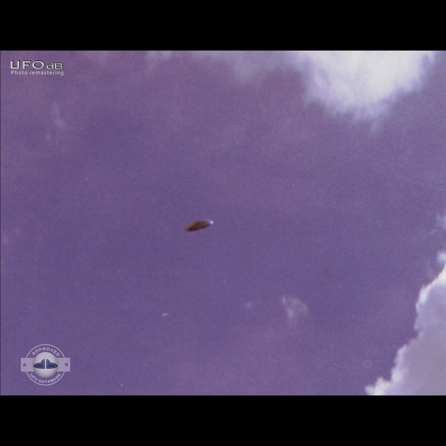 Rudi Nagora heard a strange noise and saw a shinning silver UFO UFO Picture #81-5