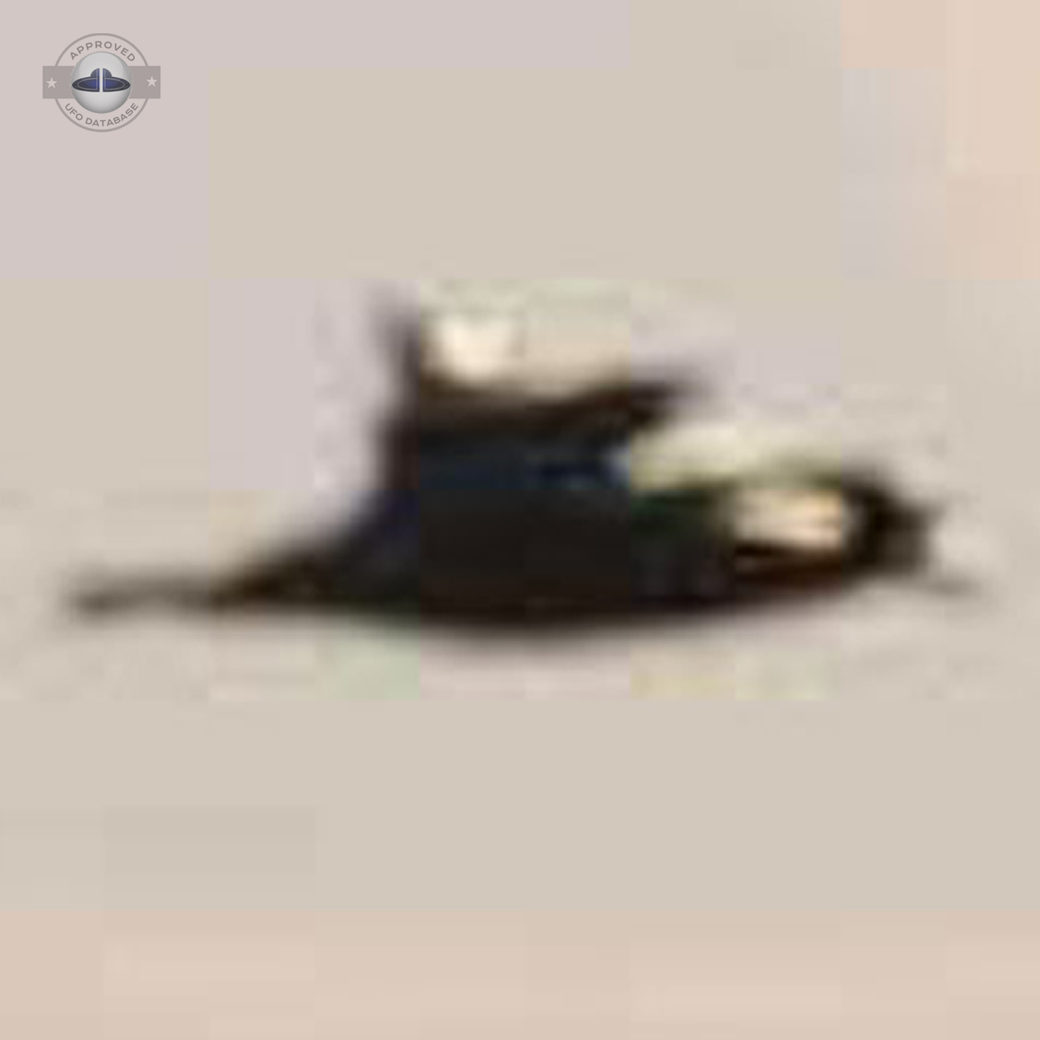 odd glow UFO making a whirling sound when passing by leaving glow UFO Picture #83-4