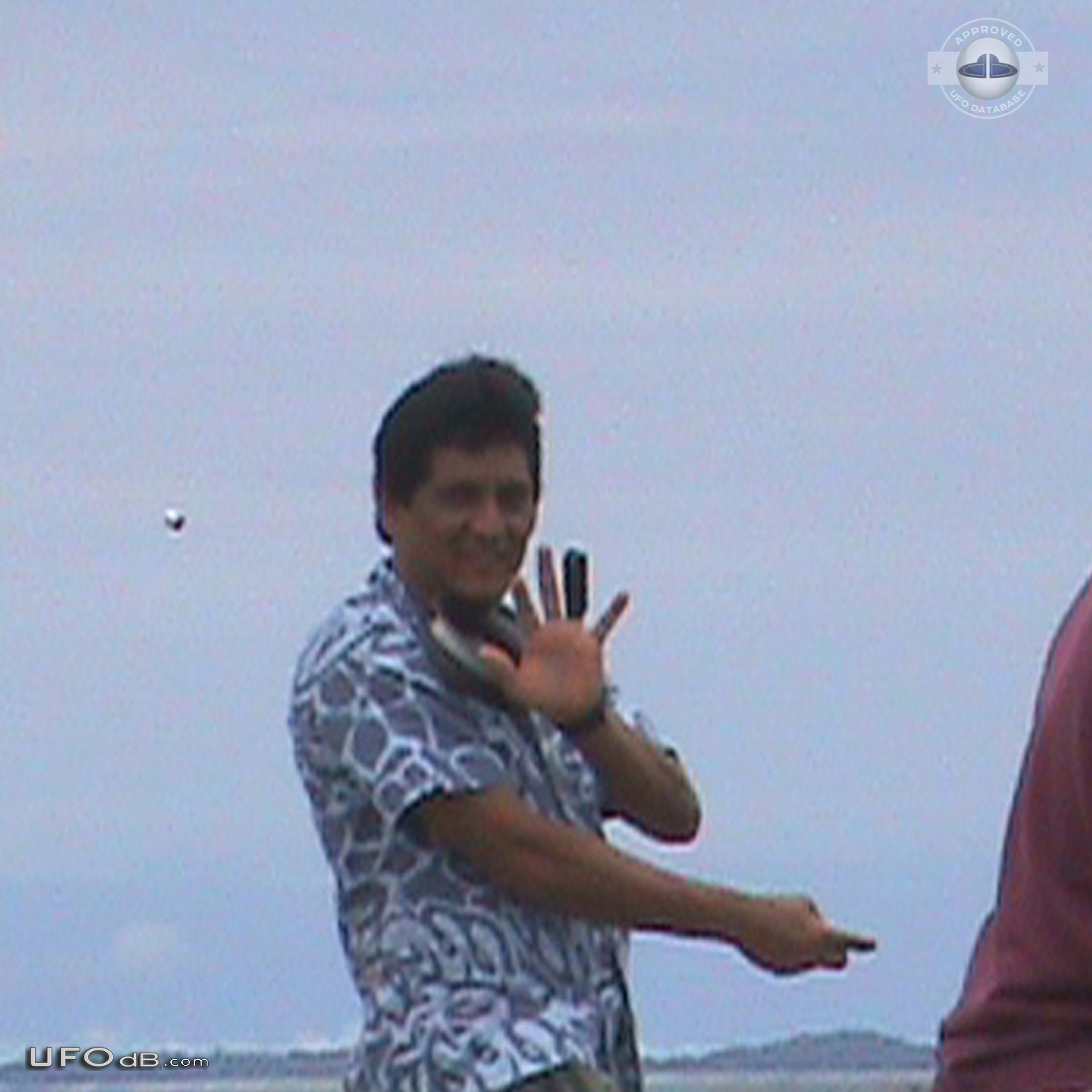 While fishing in Puntarenas Costa Rica a photo captures UFO UFO Picture #834-2
