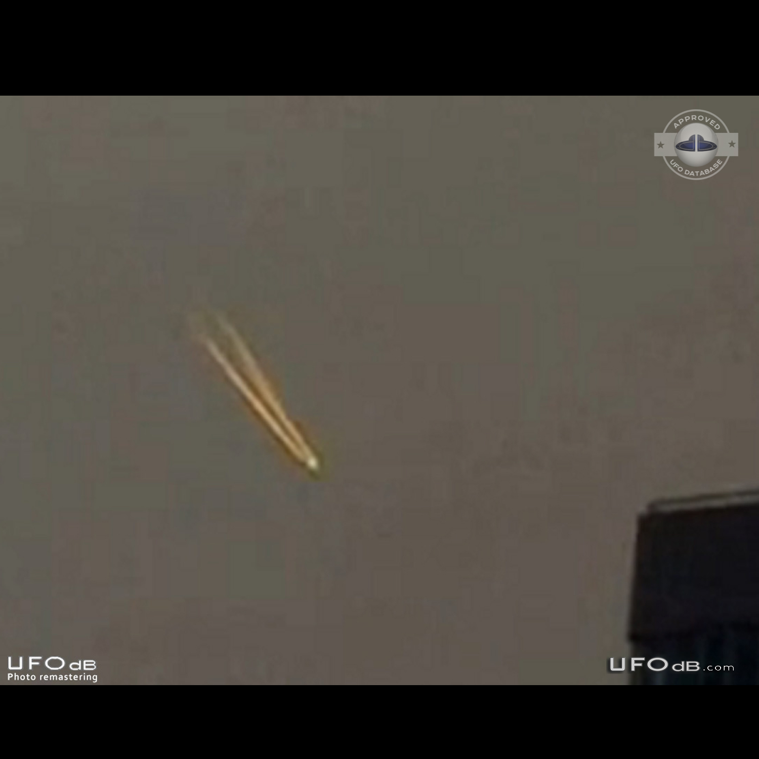 Thousands of people in Shanghai China saw a UFO with an Orange Tail UFO Picture #842-1
