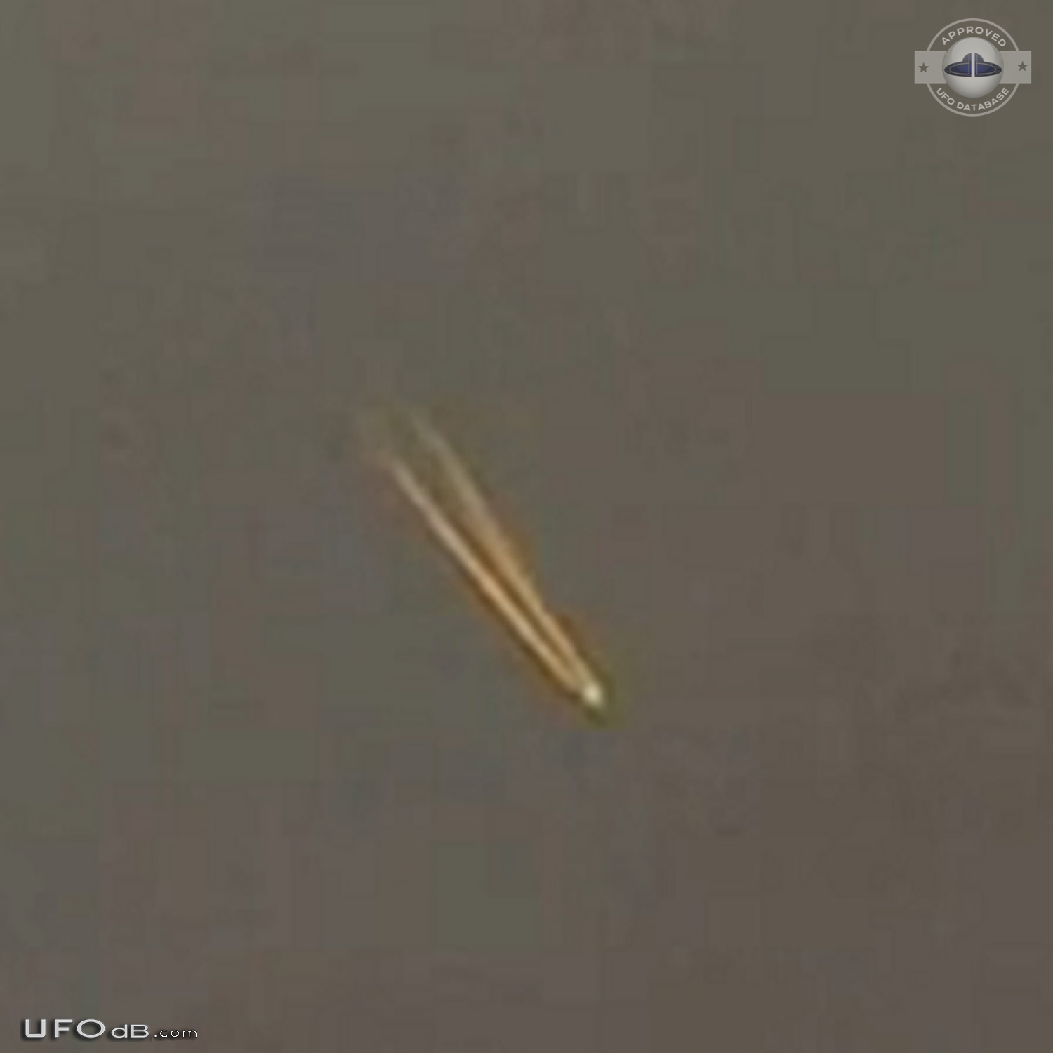 Thousands of people in Shanghai China saw a UFO with an Orange Tail UFO Picture #842-2
