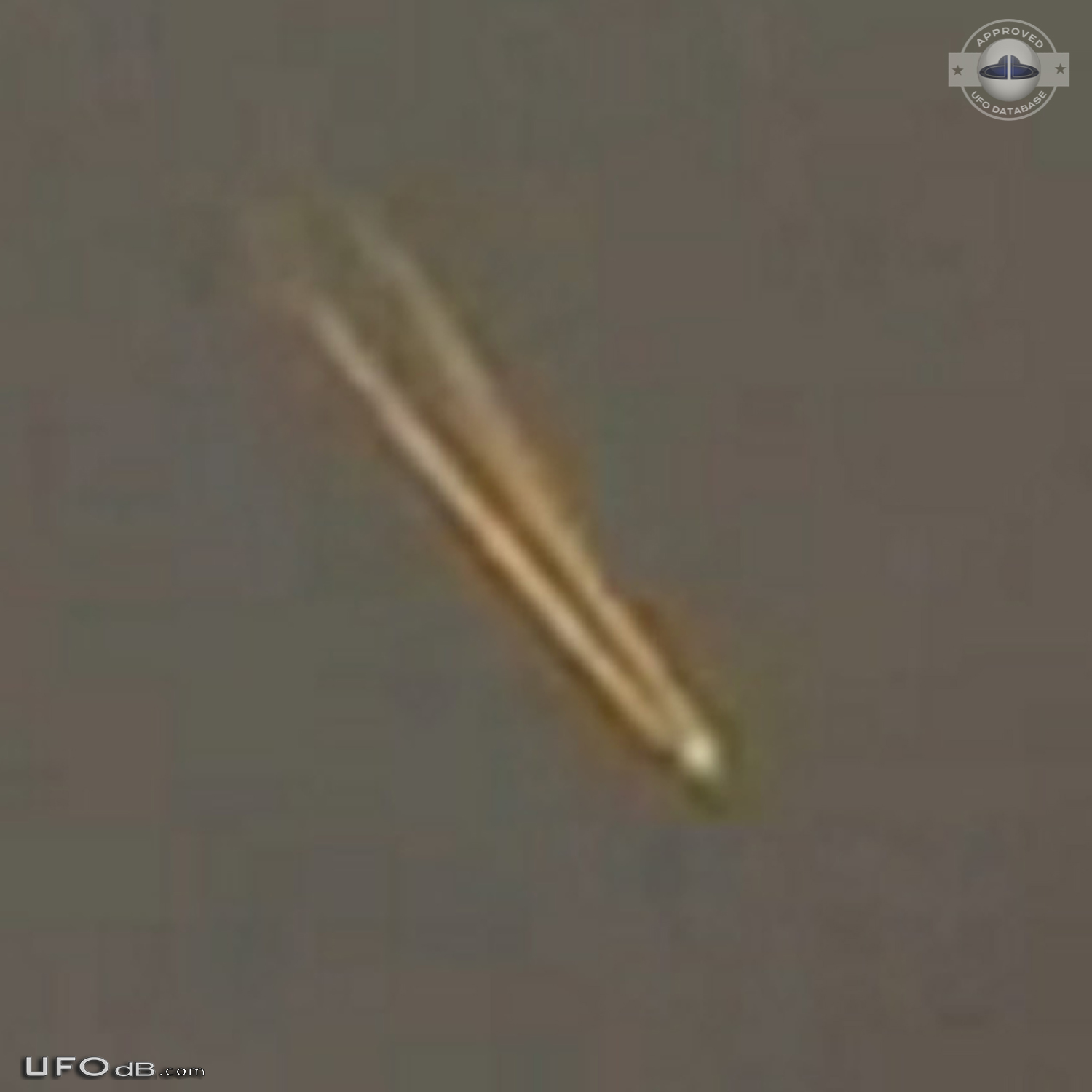 Thousands of people in Shanghai China saw a UFO with an Orange Tail UFO Picture #842-3