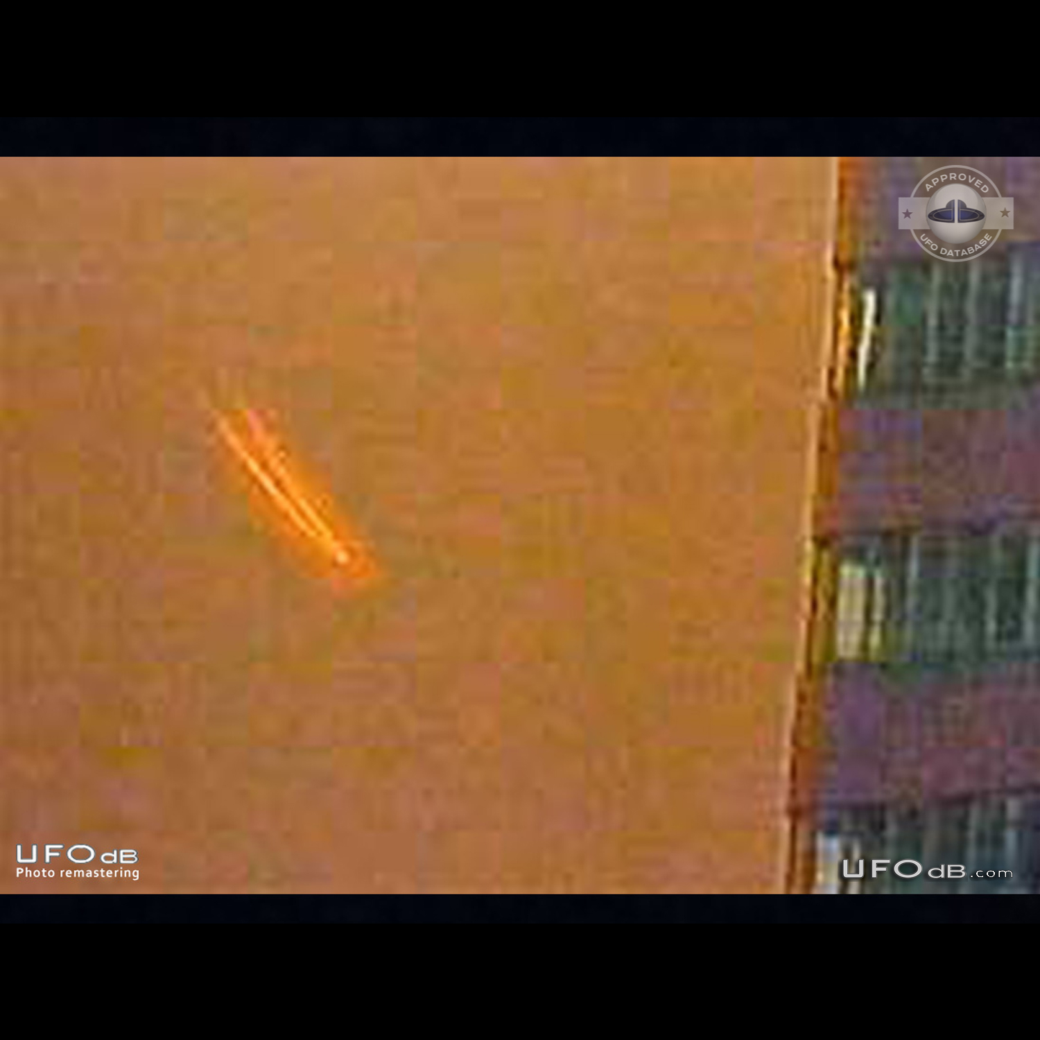 Thousands of people in Shanghai China saw a UFO with an Orange Tail UFO Picture #842-4