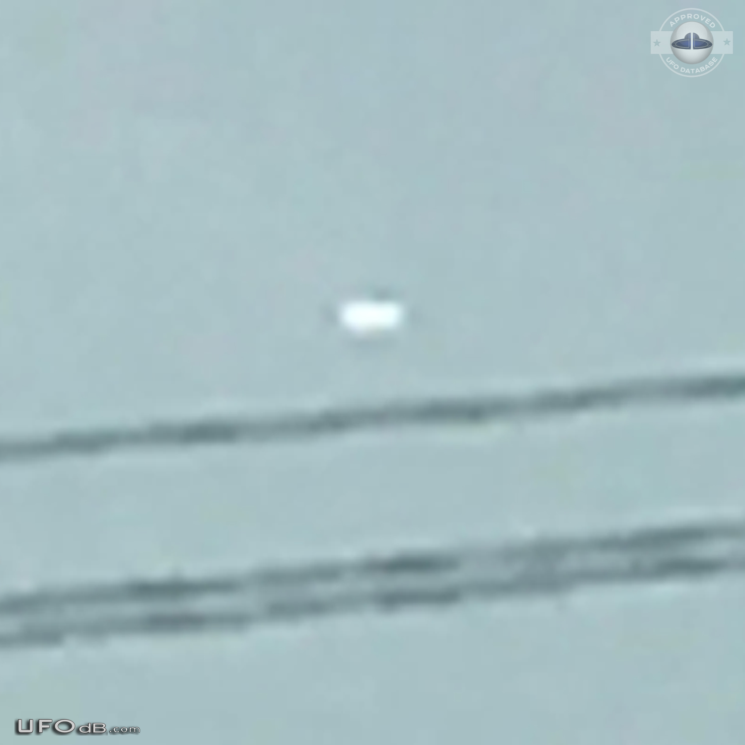 Shiny UFO stopped in the sky and quickly moved near Benson Arizona USA UFO Picture #846-4