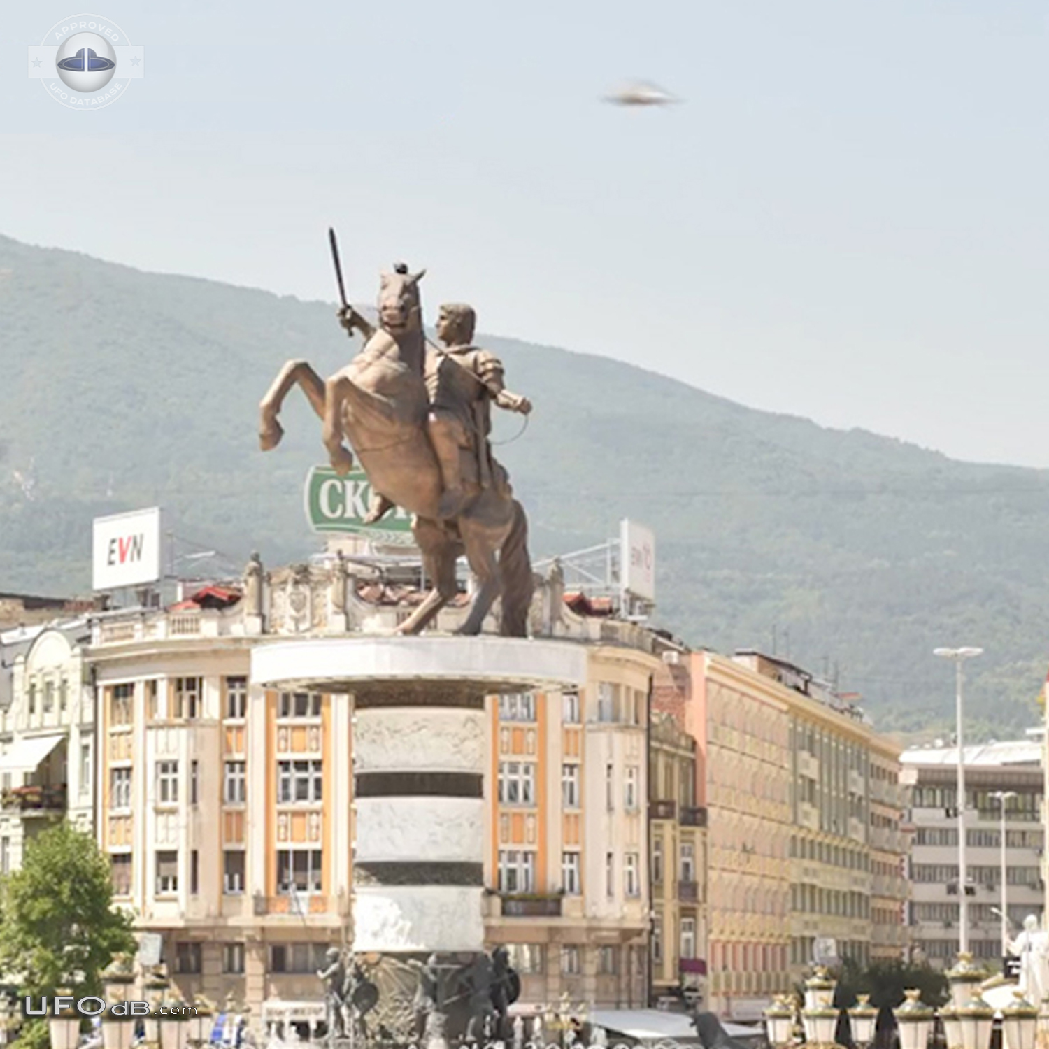 Triangular UFO passed over Warrior on a horse statue in Skopje Macedon UFO Picture #847-5