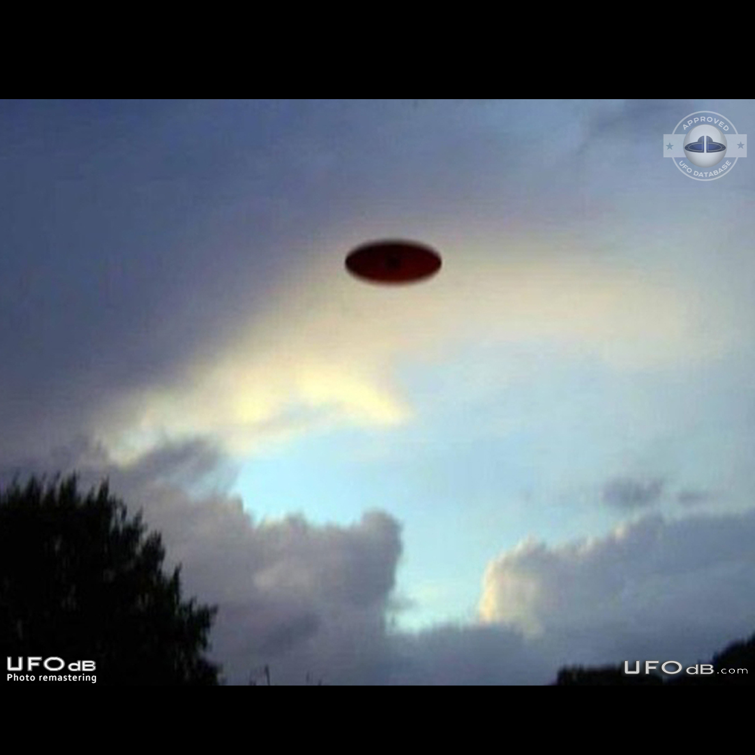Flying saucer UFO with buzzing noise seen in Shrewsbury, Shropshire En UFO Picture #850-1