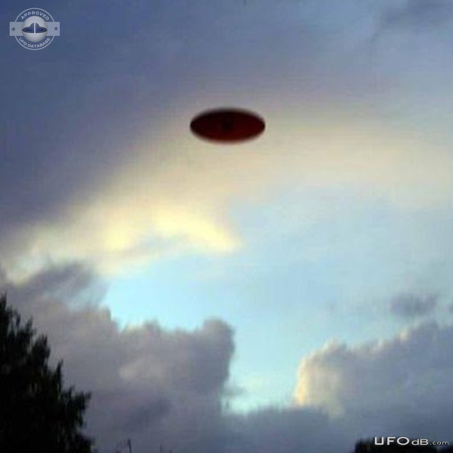 Flying saucer UFO with buzzing noise seen in Shrewsbury, Shropshire En UFO Picture #850-2