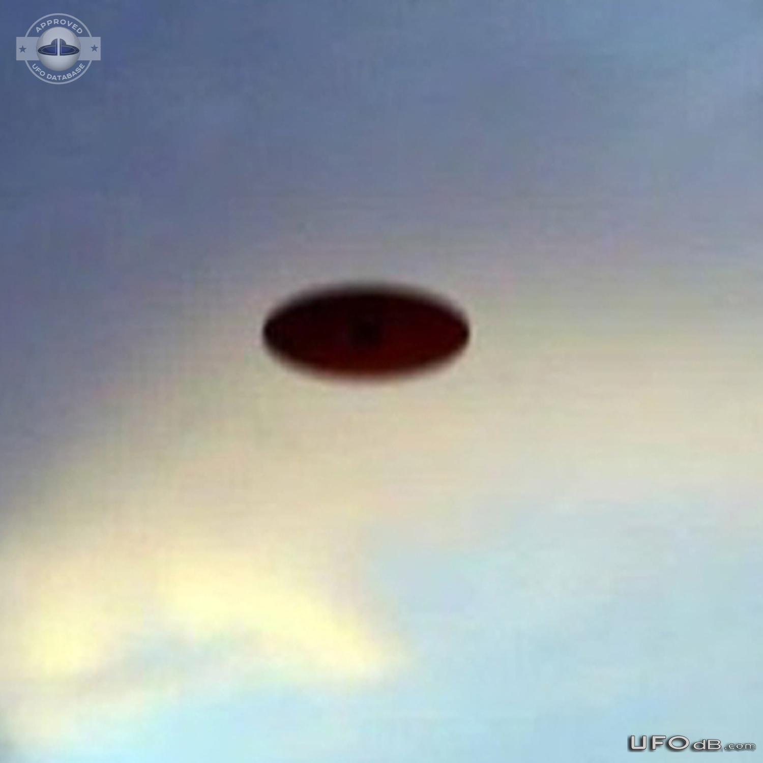 Flying saucer UFO with buzzing noise seen in Shrewsbury, Shropshire En UFO Picture #850-3
