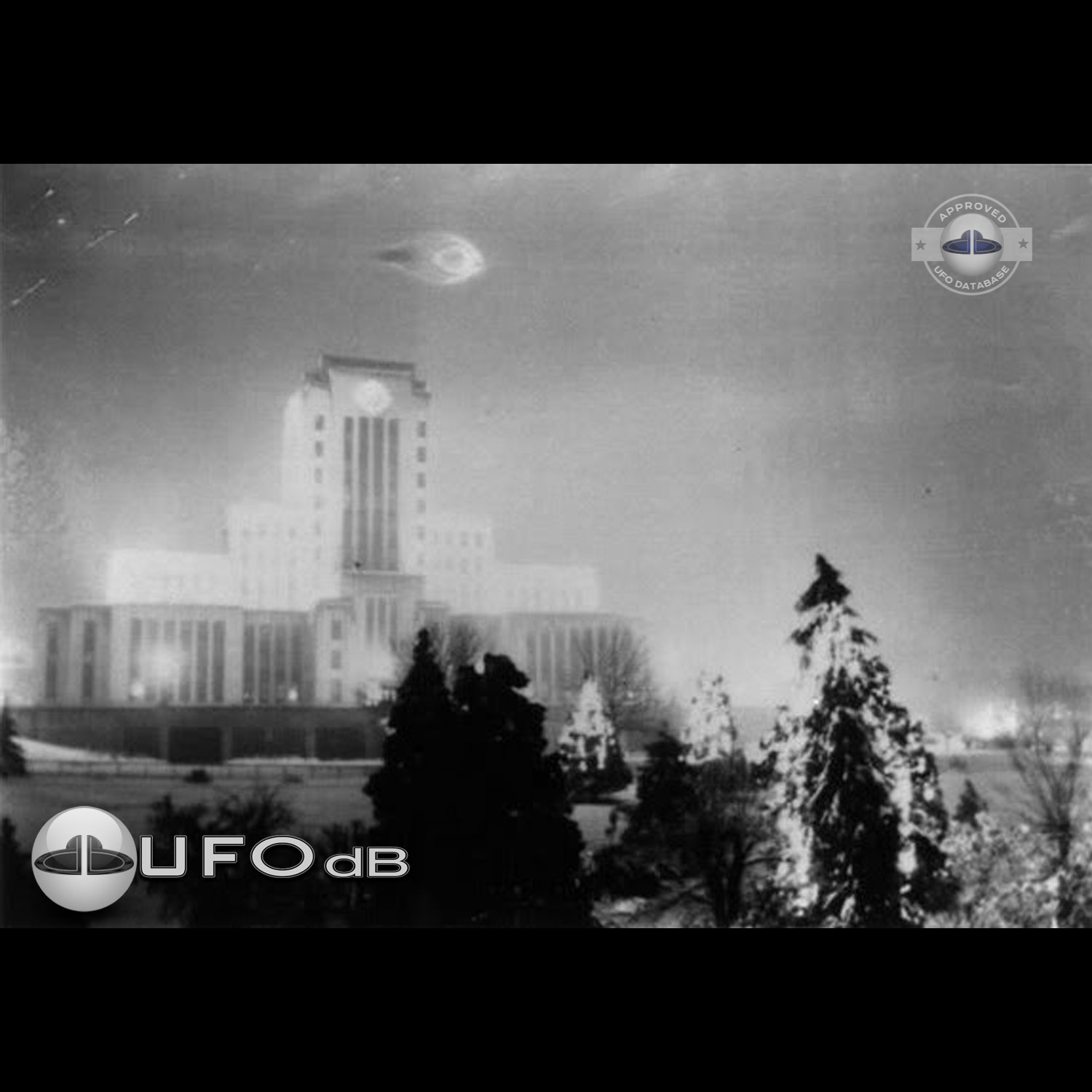 UFO moved straight in the sky stopping over flagpole of the city hall UFO Picture #87-1