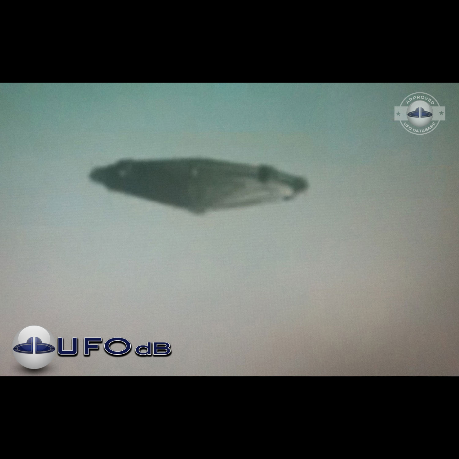 Students saw in amazement the UFO with a metallic flying saucer shape UFO Picture #90-1